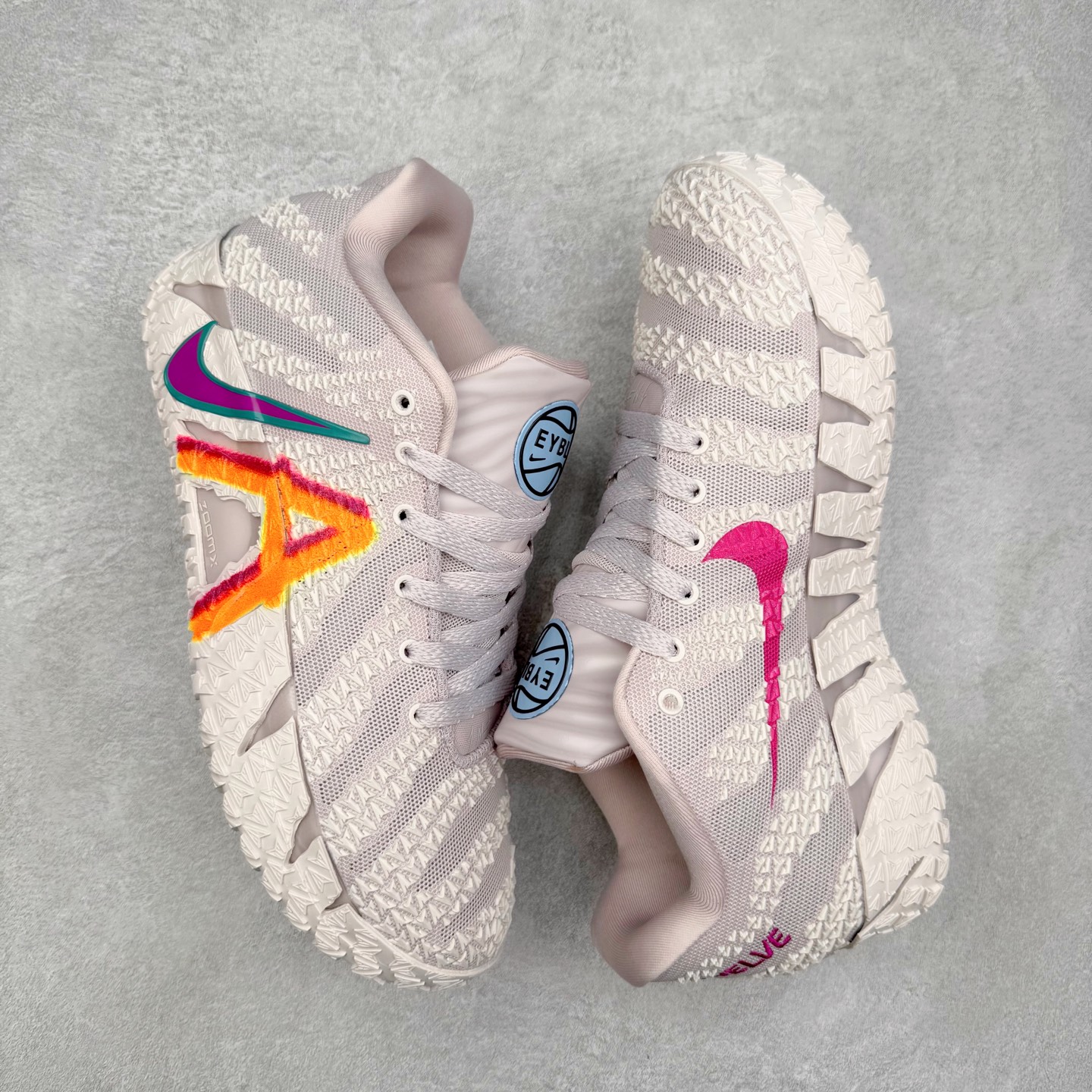 图片[3]-NK JA3 EP 莫兰特三代低帮篮球鞋 以鲜艳明亮的色调脱颖而出。鞋舌上醒目地展示着 “ JA ” 标志，而后跟上的 “ 12 ：AM ” 则以独特的设计呈现。鞋头和鞋舌采用透气运动网布制成，确保舒适耐用。在第一款鞋型的基础上进行了重大升级，采用更为挺拔的鞋口设计，为脚踝带来更佳的包裹与支撑感。侧面独特波纹纹理细节，打破了单调，赋予鞋子灵动与活力的视觉体验。中底部分巧妙借鉴了科比 5 的经典元素，融入斑点细节，增强了整体美学吸引力。实拍调校N版已经零色差零失真 百分百还原实物色彩所见即所得 不存在货不对板色差等低级问题 选购参考实物拍摄 不混卖不参货 只用心做好货严格选品 承诺混一赔十 尺码：40 40.5 41 42 42.5 43 44 44.5 45 46-选品中心