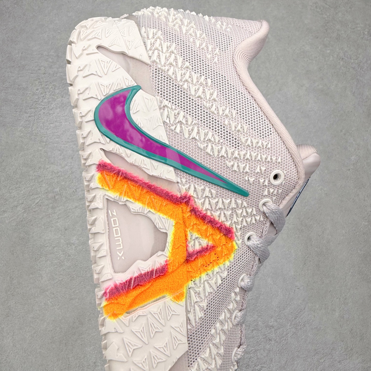 图片[6]-NK JA3 EP 莫兰特三代低帮篮球鞋 以鲜艳明亮的色调脱颖而出。鞋舌上醒目地展示着 “ JA ” 标志，而后跟上的 “ 12 ：AM ” 则以独特的设计呈现。鞋头和鞋舌采用透气运动网布制成，确保舒适耐用。在第一款鞋型的基础上进行了重大升级，采用更为挺拔的鞋口设计，为脚踝带来更佳的包裹与支撑感。侧面独特波纹纹理细节，打破了单调，赋予鞋子灵动与活力的视觉体验。中底部分巧妙借鉴了科比 5 的经典元素，融入斑点细节，增强了整体美学吸引力。实拍调校N版已经零色差零失真 百分百还原实物色彩所见即所得 不存在货不对板色差等低级问题 选购参考实物拍摄 不混卖不参货 只用心做好货严格选品 承诺混一赔十 尺码：40 40.5 41 42 42.5 43 44 44.5 45 46-选品中心