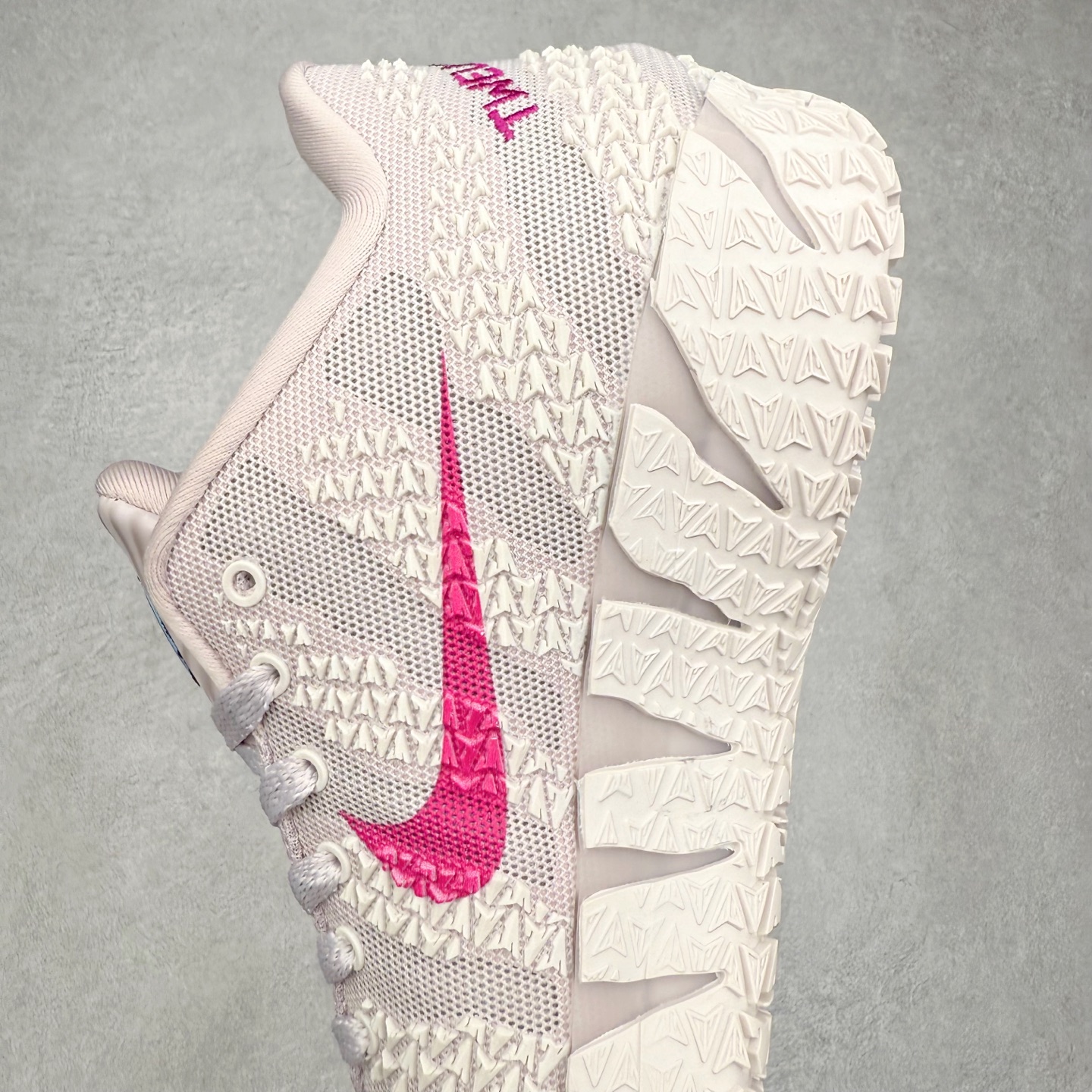 图片[7]-NK JA3 EP 莫兰特三代低帮篮球鞋 以鲜艳明亮的色调脱颖而出。鞋舌上醒目地展示着 “ JA ” 标志，而后跟上的 “ 12 ：AM ” 则以独特的设计呈现。鞋头和鞋舌采用透气运动网布制成，确保舒适耐用。在第一款鞋型的基础上进行了重大升级，采用更为挺拔的鞋口设计，为脚踝带来更佳的包裹与支撑感。侧面独特波纹纹理细节，打破了单调，赋予鞋子灵动与活力的视觉体验。中底部分巧妙借鉴了科比 5 的经典元素，融入斑点细节，增强了整体美学吸引力。实拍调校N版已经零色差零失真 百分百还原实物色彩所见即所得 不存在货不对板色差等低级问题 选购参考实物拍摄 不混卖不参货 只用心做好货严格选品 承诺混一赔十 尺码：40 40.5 41 42 42.5 43 44 44.5 45 46-选品中心