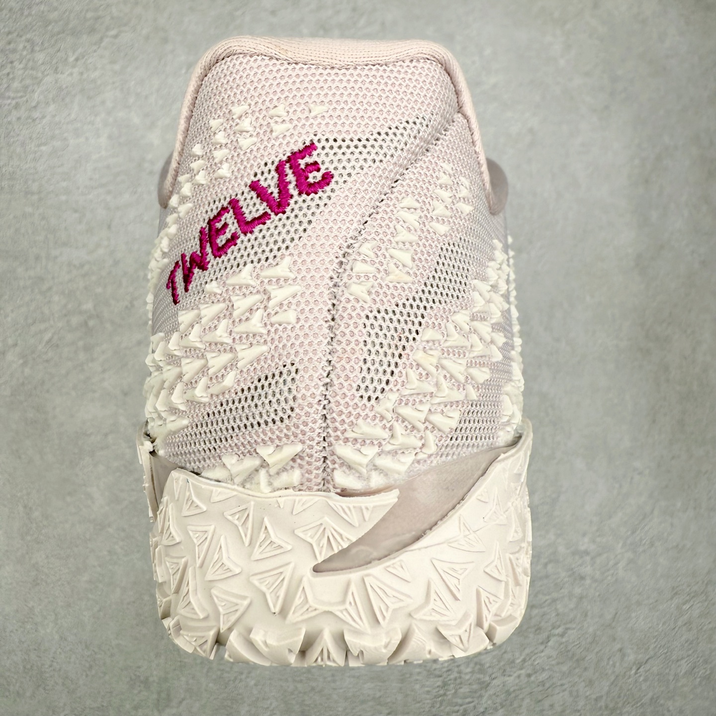 图片[8]-NK JA3 EP 莫兰特三代低帮篮球鞋 以鲜艳明亮的色调脱颖而出。鞋舌上醒目地展示着 “ JA ” 标志，而后跟上的 “ 12 ：AM ” 则以独特的设计呈现。鞋头和鞋舌采用透气运动网布制成，确保舒适耐用。在第一款鞋型的基础上进行了重大升级，采用更为挺拔的鞋口设计，为脚踝带来更佳的包裹与支撑感。侧面独特波纹纹理细节，打破了单调，赋予鞋子灵动与活力的视觉体验。中底部分巧妙借鉴了科比 5 的经典元素，融入斑点细节，增强了整体美学吸引力。实拍调校N版已经零色差零失真 百分百还原实物色彩所见即所得 不存在货不对板色差等低级问题 选购参考实物拍摄 不混卖不参货 只用心做好货严格选品 承诺混一赔十 尺码：40 40.5 41 42 42.5 43 44 44.5 45 46-选品中心