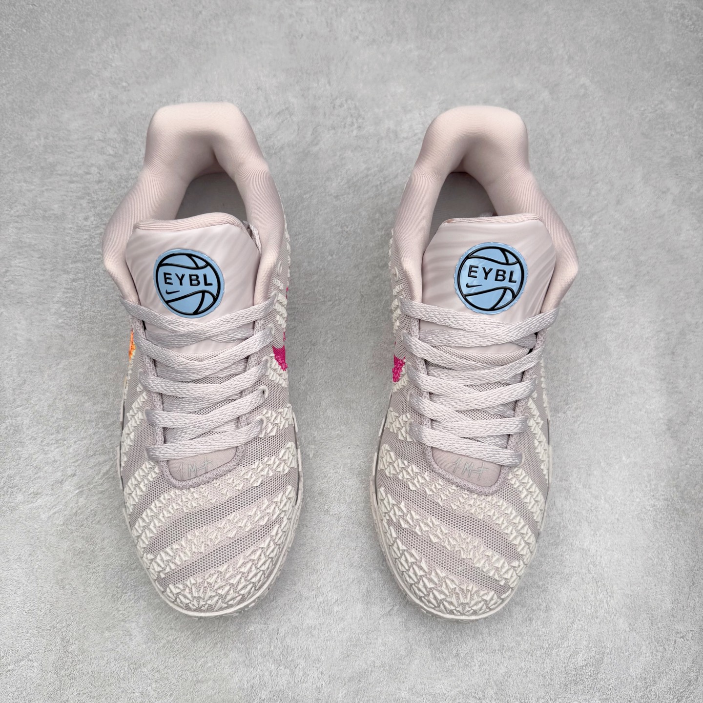 图片[2]-NK JA3 EP 莫兰特三代低帮篮球鞋 以鲜艳明亮的色调脱颖而出。鞋舌上醒目地展示着 “ JA ” 标志，而后跟上的 “ 12 ：AM ” 则以独特的设计呈现。鞋头和鞋舌采用透气运动网布制成，确保舒适耐用。在第一款鞋型的基础上进行了重大升级，采用更为挺拔的鞋口设计，为脚踝带来更佳的包裹与支撑感。侧面独特波纹纹理细节，打破了单调，赋予鞋子灵动与活力的视觉体验。中底部分巧妙借鉴了科比 5 的经典元素，融入斑点细节，增强了整体美学吸引力。实拍调校N版已经零色差零失真 百分百还原实物色彩所见即所得 不存在货不对板色差等低级问题 选购参考实物拍摄 不混卖不参货 只用心做好货严格选品 承诺混一赔十 尺码：40 40.5 41 42 42.5 43 44 44.5 45 46-选品中心