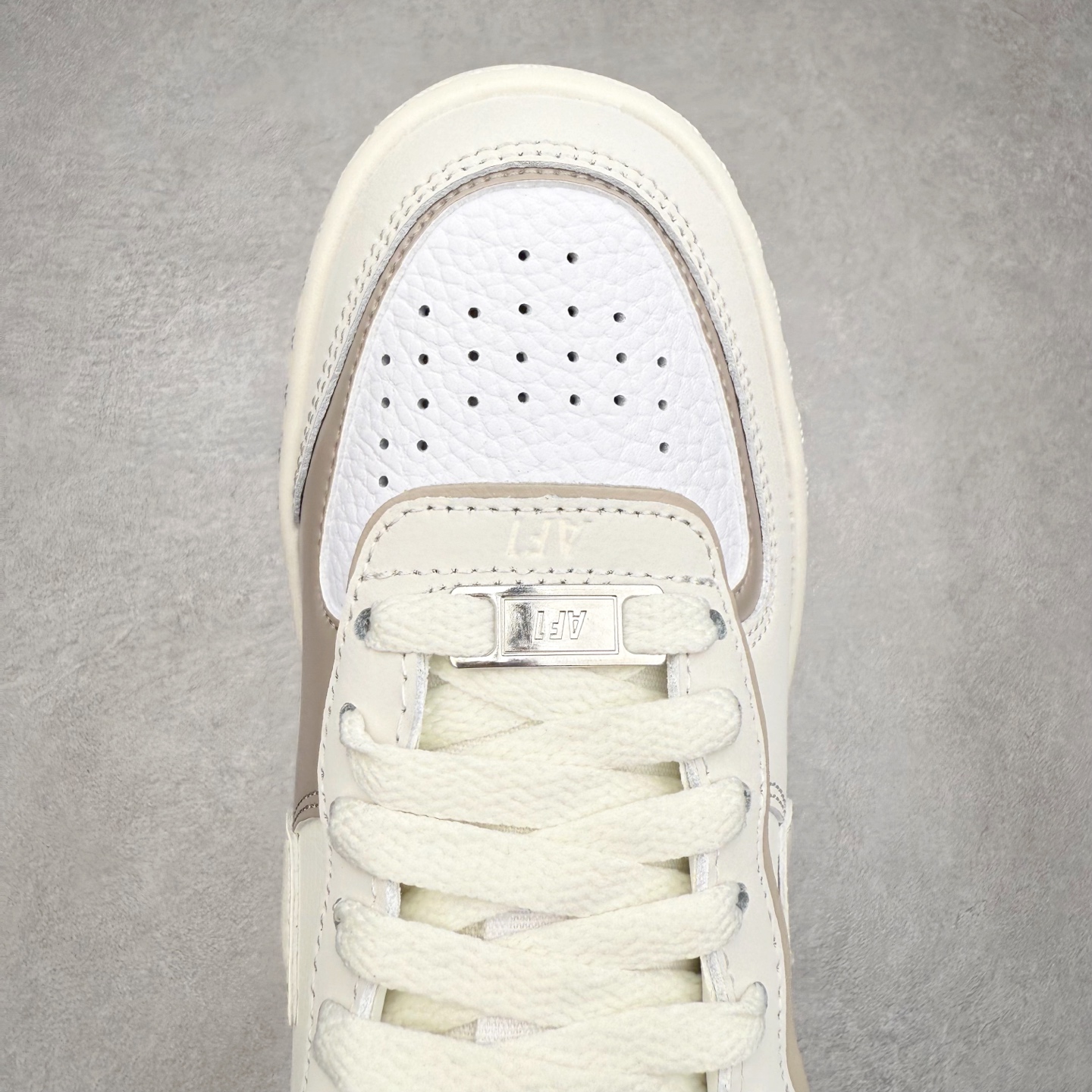 图片[4]-NK Air Force 1´07 Low 空军一号低帮百搭休闲运动板鞋 IO7594-101 柔软、弹性十足的缓震性能和出色的中底设计 横跨复古与现代的外型结合 造就出风靡全球 三十多年的Force 1 直到今天还深受青睐 实拍调校N版已经零色差零失真 百分百还原实物色彩所见即所得 不存在货不对板色差等低级问题 选购参考实物拍摄 不混卖不参货 只用心做好货严格选品 承诺混一赔十 尺码：36 36.5 37.5 38 38.5 39 40 40.5 41 42 42.5 43 44 44.5 45-选品中心