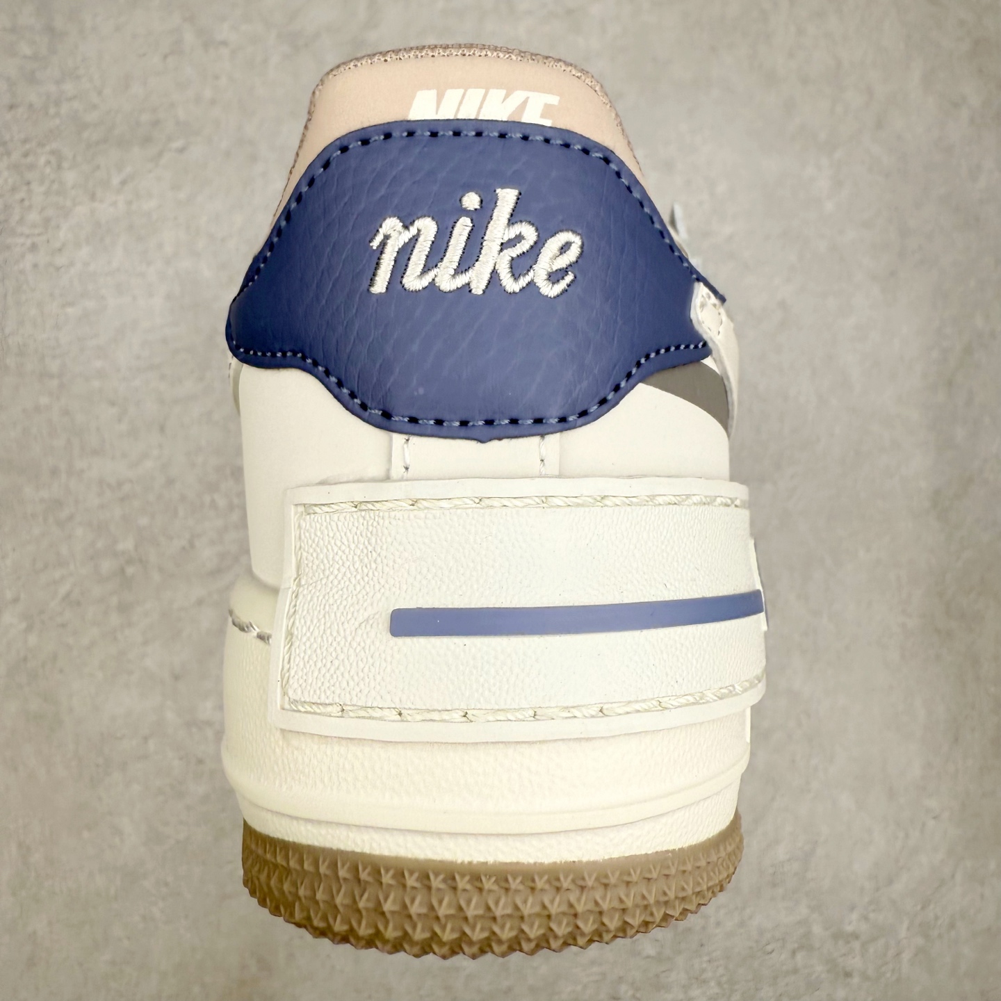 图片[8]-NK Air Force 1´07 Low 空军一号低帮百搭休闲运动板鞋 IO7594-101 柔软、弹性十足的缓震性能和出色的中底设计 横跨复古与现代的外型结合 造就出风靡全球 三十多年的Force 1 直到今天还深受青睐 实拍调校N版已经零色差零失真 百分百还原实物色彩所见即所得 不存在货不对板色差等低级问题 选购参考实物拍摄 不混卖不参货 只用心做好货严格选品 承诺混一赔十 尺码：36 36.5 37.5 38 38.5 39 40 40.5 41 42 42.5 43 44 44.5 45-选品中心