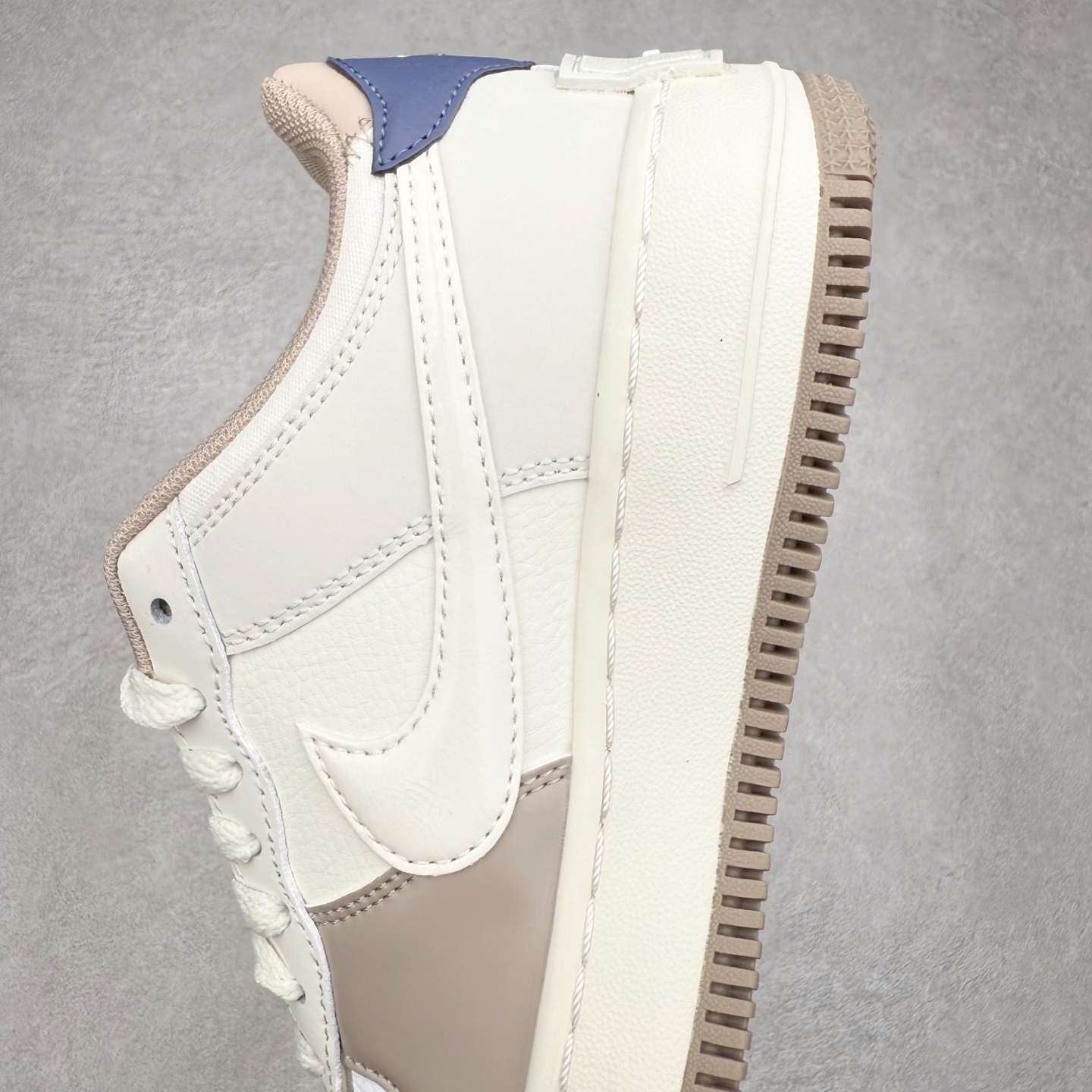 图片[7]-NK Air Force 1´07 Low 空军一号低帮百搭休闲运动板鞋 IO7594-101 柔软、弹性十足的缓震性能和出色的中底设计 横跨复古与现代的外型结合 造就出风靡全球 三十多年的Force 1 直到今天还深受青睐 实拍调校N版已经零色差零失真 百分百还原实物色彩所见即所得 不存在货不对板色差等低级问题 选购参考实物拍摄 不混卖不参货 只用心做好货严格选品 承诺混一赔十 尺码：36 36.5 37.5 38 38.5 39 40 40.5 41 42 42.5 43 44 44.5 45-选品中心