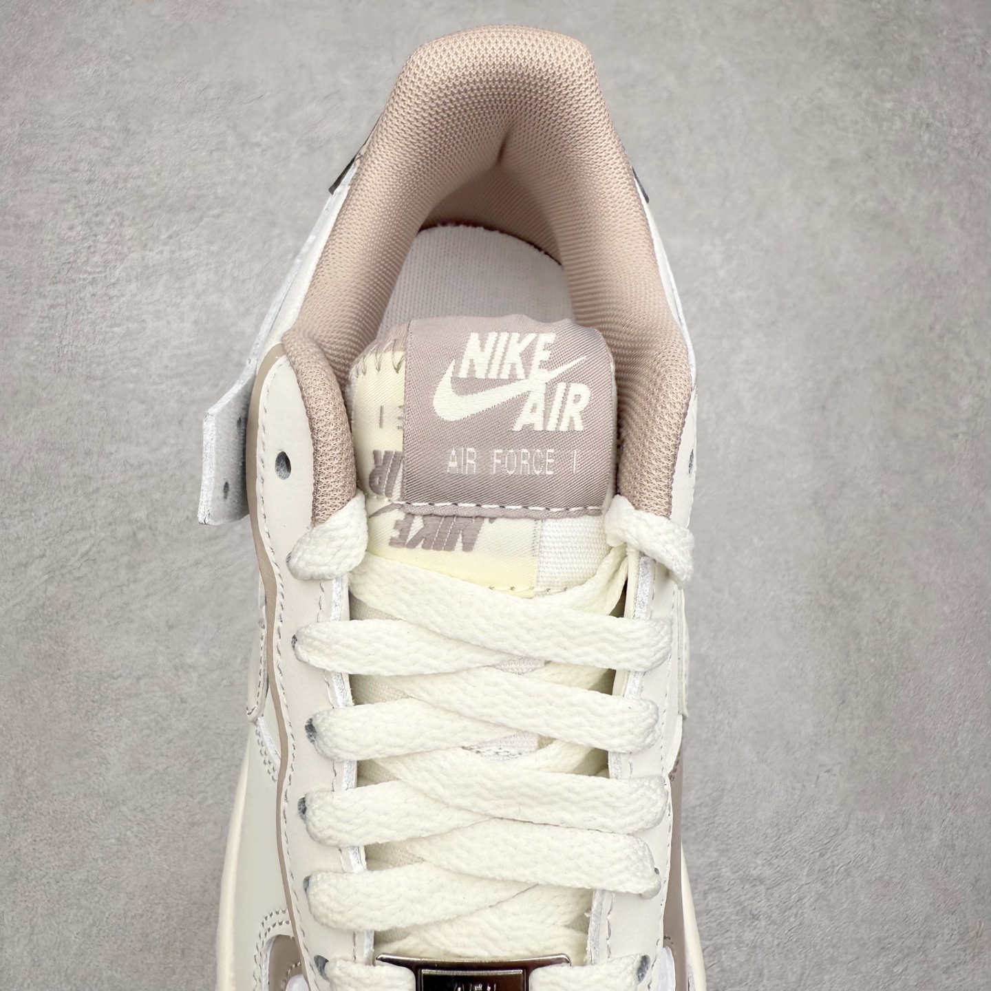 图片[5]-NK Air Force 1´07 Low 空军一号低帮百搭休闲运动板鞋 IO7594-101 柔软、弹性十足的缓震性能和出色的中底设计 横跨复古与现代的外型结合 造就出风靡全球 三十多年的Force 1 直到今天还深受青睐 实拍调校N版已经零色差零失真 百分百还原实物色彩所见即所得 不存在货不对板色差等低级问题 选购参考实物拍摄 不混卖不参货 只用心做好货严格选品 承诺混一赔十 尺码：36 36.5 37.5 38 38.5 39 40 40.5 41 42 42.5 43 44 44.5 45-选品中心