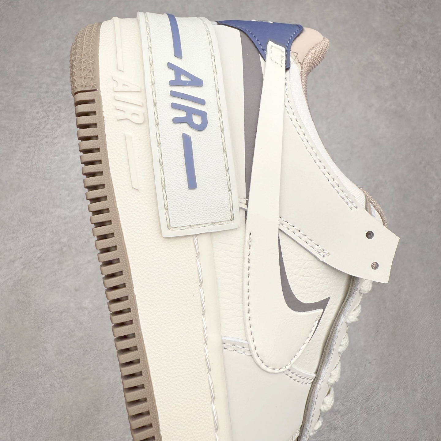 图片[6]-NK Air Force 1´07 Low 空军一号低帮百搭休闲运动板鞋 IO7594-101 柔软、弹性十足的缓震性能和出色的中底设计 横跨复古与现代的外型结合 造就出风靡全球 三十多年的Force 1 直到今天还深受青睐 实拍调校N版已经零色差零失真 百分百还原实物色彩所见即所得 不存在货不对板色差等低级问题 选购参考实物拍摄 不混卖不参货 只用心做好货严格选品 承诺混一赔十 尺码：36 36.5 37.5 38 38.5 39 40 40.5 41 42 42.5 43 44 44.5 45-选品中心