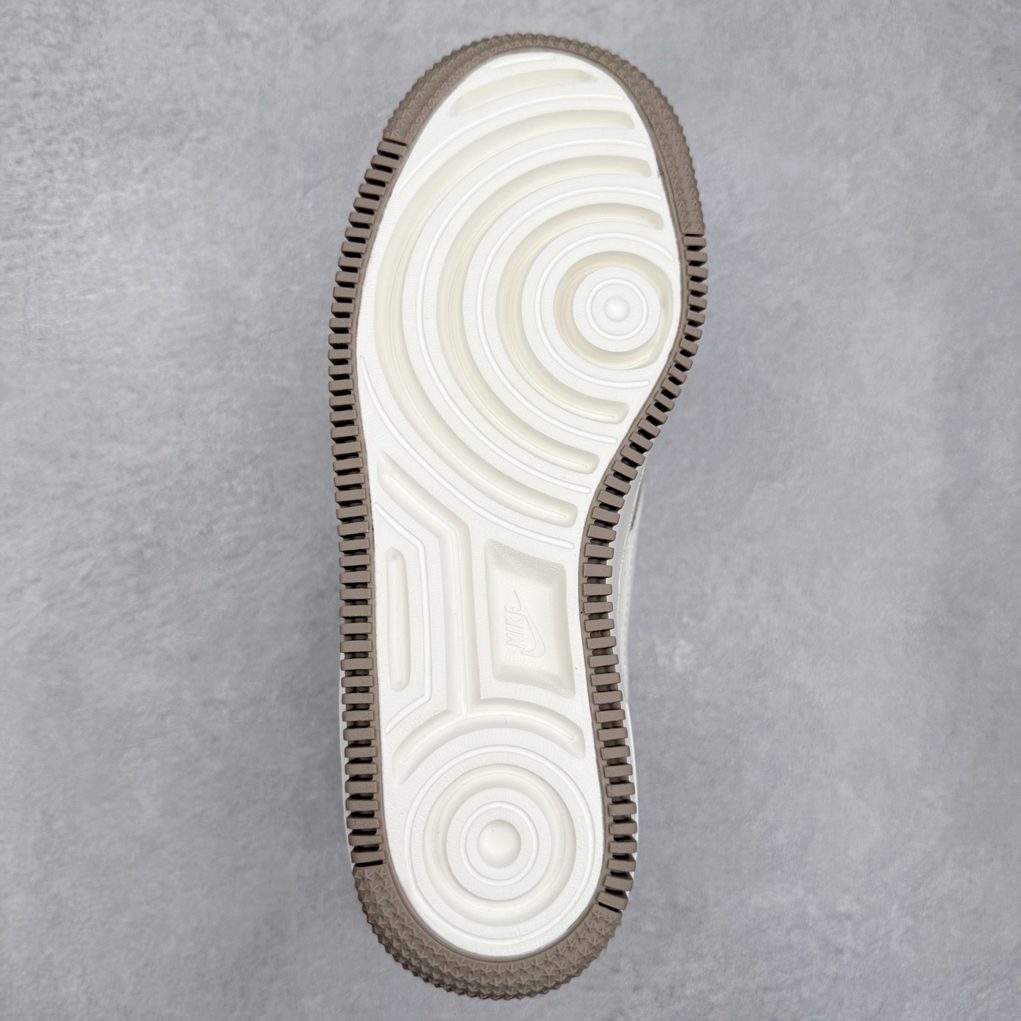 图片[9]-NK Air Force 1´07 Low 空军一号低帮百搭休闲运动板鞋 IO7594-101 柔软、弹性十足的缓震性能和出色的中底设计 横跨复古与现代的外型结合 造就出风靡全球 三十多年的Force 1 直到今天还深受青睐 实拍调校N版已经零色差零失真 百分百还原实物色彩所见即所得 不存在货不对板色差等低级问题 选购参考实物拍摄 不混卖不参货 只用心做好货严格选品 承诺混一赔十 尺码：36 36.5 37.5 38 38.5 39 40 40.5 41 42 42.5 43 44 44.5 45-选品中心