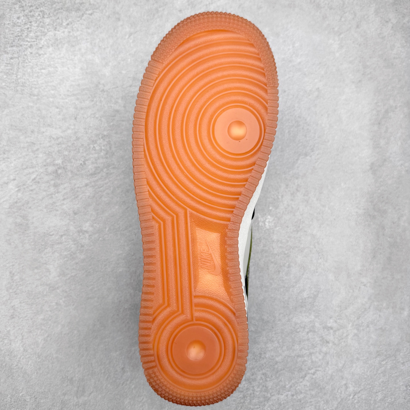 图片[9]-NK Air Force 1´07 Low 空军一号低帮百搭休闲运动板鞋 HQ1967-100 柔软、弹性十足的缓震性能和出色的中底设计 横跨复古与现代的外型结合 造就出风靡全球 三十多年的Force 1 直到今天还深受青睐 实拍调校N版已经零色差零失真 百分百还原实物色彩所见即所得 不存在货不对板色差等低级问题 选购参考实物拍摄 不混卖不参货 只用心做好货严格选品 承诺混一赔十 尺码：36 36.5 37.5 38 38.5 39 40 40.5 41 42 42.5 43 44 44.5 45-选品中心