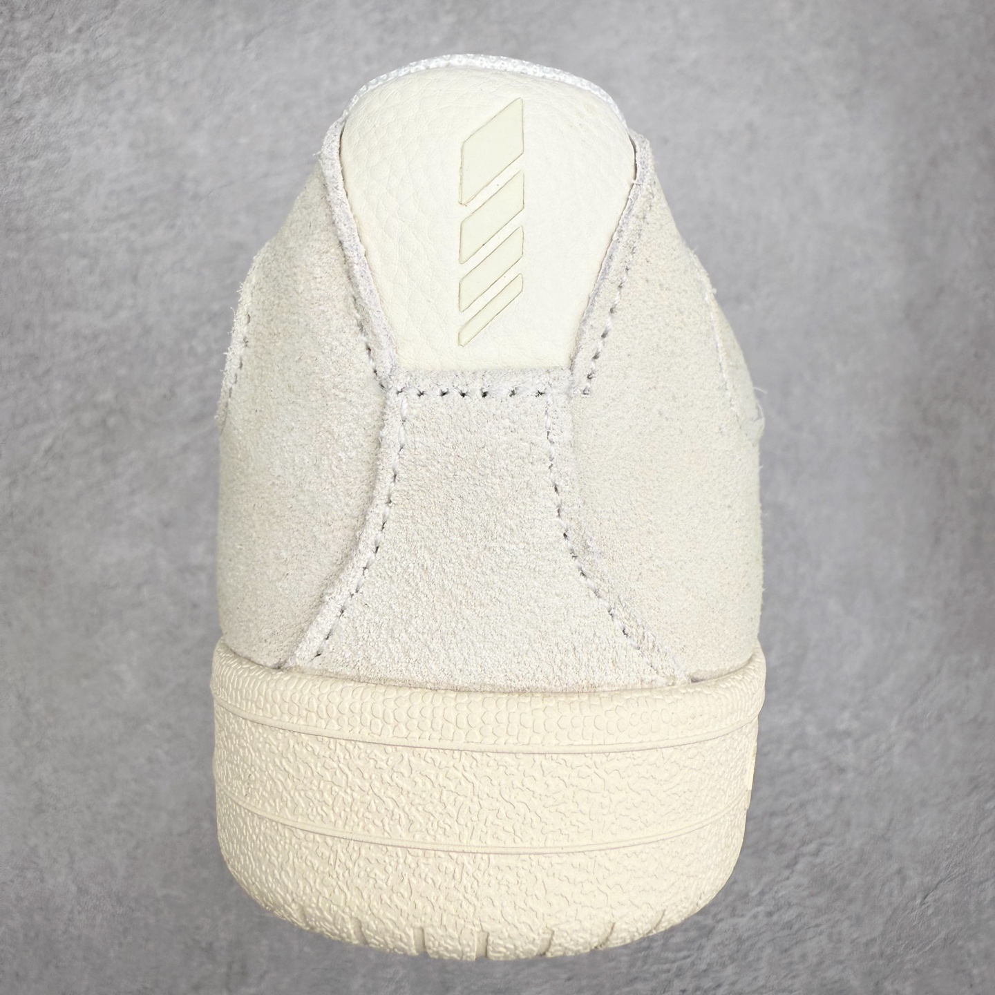 图片[8]-DESCENTE Chron 迪桑特复古拼接 舒适百搭 耐磨低帮生活休闲鞋 是一款集复古与现代于一体的低帮跑步鞋 简洁的牛皮鞋面不仅彰显出时尚的质感 还适用于多种场合的穿搭 这款鞋子的透气性能极佳 轻质弹性鞋底则提供了良好的舒适度和耐磨性 使你在行走或跑步时都能感受到脚底的柔软与支撑 尺码：36 36.5 37.5 38 38.5 39 40 40.5 41 42 42.5 43 44 44.5 45-选品中心