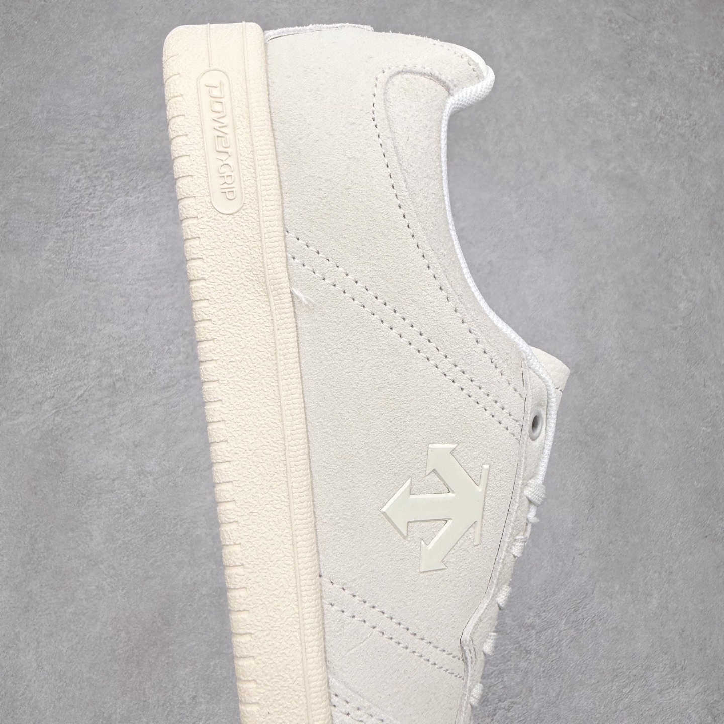 图片[6]-DESCENTE Chron 迪桑特复古拼接 舒适百搭 耐磨低帮生活休闲鞋 是一款集复古与现代于一体的低帮跑步鞋 简洁的牛皮鞋面不仅彰显出时尚的质感 还适用于多种场合的穿搭 这款鞋子的透气性能极佳 轻质弹性鞋底则提供了良好的舒适度和耐磨性 使你在行走或跑步时都能感受到脚底的柔软与支撑 尺码：36 36.5 37.5 38 38.5 39 40 40.5 41 42 42.5 43 44 44.5 45-选品中心