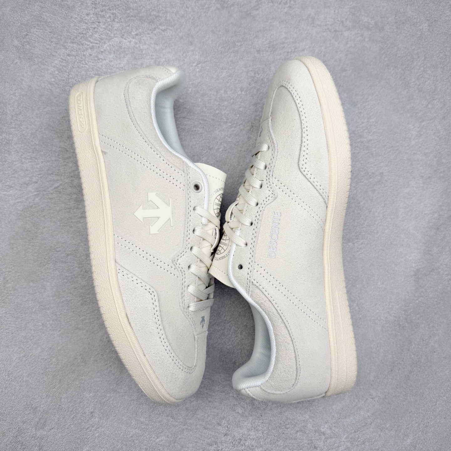 图片[3]-DESCENTE Chron 迪桑特复古拼接 舒适百搭 耐磨低帮生活休闲鞋 是一款集复古与现代于一体的低帮跑步鞋 简洁的牛皮鞋面不仅彰显出时尚的质感 还适用于多种场合的穿搭 这款鞋子的透气性能极佳 轻质弹性鞋底则提供了良好的舒适度和耐磨性 使你在行走或跑步时都能感受到脚底的柔软与支撑 尺码：36 36.5 37.5 38 38.5 39 40 40.5 41 42 42.5 43 44 44.5 45-选品中心