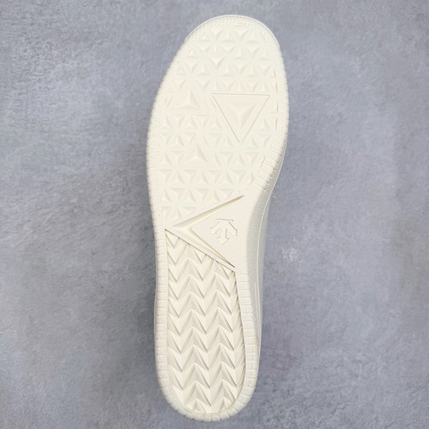 图片[9]-DESCENTE Chron 迪桑特复古拼接 舒适百搭 耐磨低帮生活休闲鞋 是一款集复古与现代于一体的低帮跑步鞋 简洁的牛皮鞋面不仅彰显出时尚的质感 还适用于多种场合的穿搭 这款鞋子的透气性能极佳 轻质弹性鞋底则提供了良好的舒适度和耐磨性 使你在行走或跑步时都能感受到脚底的柔软与支撑 尺码：36 36.5 37.5 38 38.5 39 40 40.5 41 42 42.5 43 44 44.5 45-选品中心