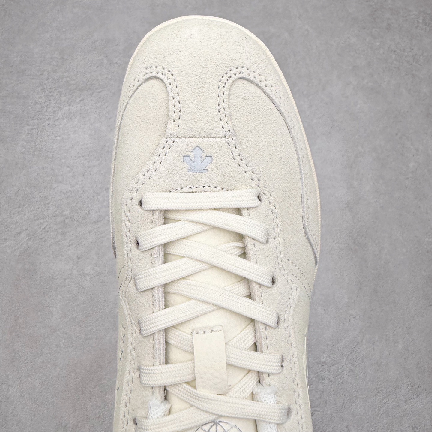 图片[4]-DESCENTE Chron 迪桑特复古拼接 舒适百搭 耐磨低帮生活休闲鞋 是一款集复古与现代于一体的低帮跑步鞋 简洁的牛皮鞋面不仅彰显出时尚的质感 还适用于多种场合的穿搭 这款鞋子的透气性能极佳 轻质弹性鞋底则提供了良好的舒适度和耐磨性 使你在行走或跑步时都能感受到脚底的柔软与支撑 尺码：36 36.5 37.5 38 38.5 39 40 40.5 41 42 42.5 43 44 44.5 45-选品中心