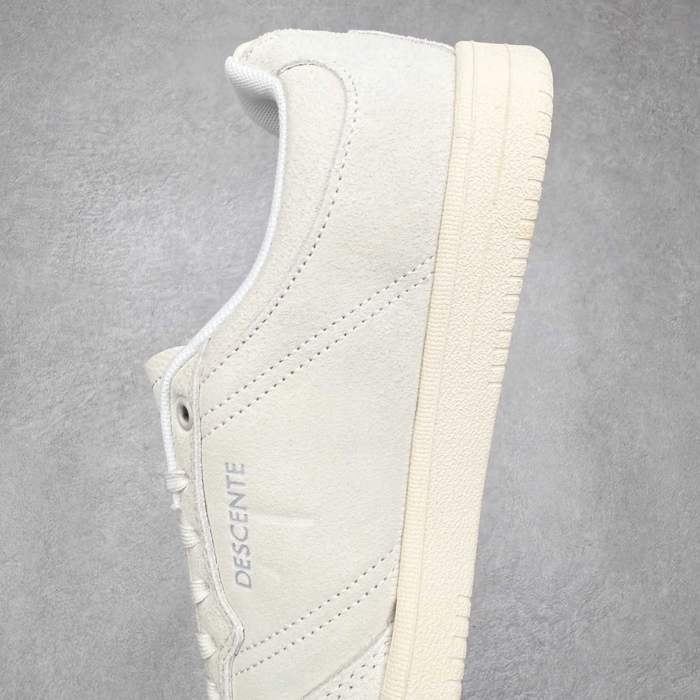 图片[7]-DESCENTE Chron 迪桑特复古拼接 舒适百搭 耐磨低帮生活休闲鞋 是一款集复古与现代于一体的低帮跑步鞋 简洁的牛皮鞋面不仅彰显出时尚的质感 还适用于多种场合的穿搭 这款鞋子的透气性能极佳 轻质弹性鞋底则提供了良好的舒适度和耐磨性 使你在行走或跑步时都能感受到脚底的柔软与支撑 尺码：36 36.5 37.5 38 38.5 39 40 40.5 41 42 42.5 43 44 44.5 45-选品中心