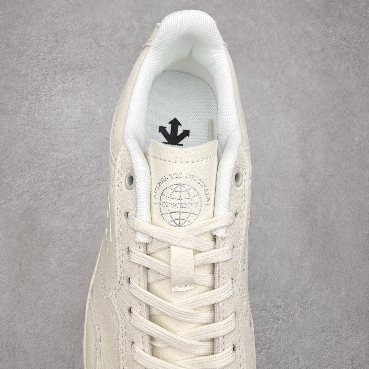 图片[5]-DESCENTE Chron 迪桑特复古拼接 舒适百搭 耐磨低帮生活休闲鞋 是一款集复古与现代于一体的低帮跑步鞋 简洁的牛皮鞋面不仅彰显出时尚的质感 还适用于多种场合的穿搭 这款鞋子的透气性能极佳 轻质弹性鞋底则提供了良好的舒适度和耐磨性 使你在行走或跑步时都能感受到脚底的柔软与支撑 尺码：36 36.5 37.5 38 38.5 39 40 40.5 41 42 42.5 43 44 44.5 45-选品中心