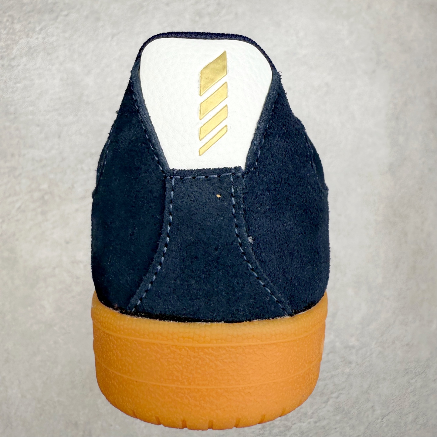 图片[8]-DESCENTE Chron 迪桑特复古拼接 舒适百搭 耐磨低帮生活休闲鞋 是一款集复古与现代于一体的低帮跑步鞋 简洁的牛皮鞋面不仅彰显出时尚的质感 还适用于多种场合的穿搭 这款鞋子的透气性能极佳 轻质弹性鞋底则提供了良好的舒适度和耐磨性 使你在行走或跑步时都能感受到脚底的柔软与支撑 尺码：36 36.5 37.5 38 38.5 39 40 40.5 41 42 42.5 43 44 44.5 45-选品中心