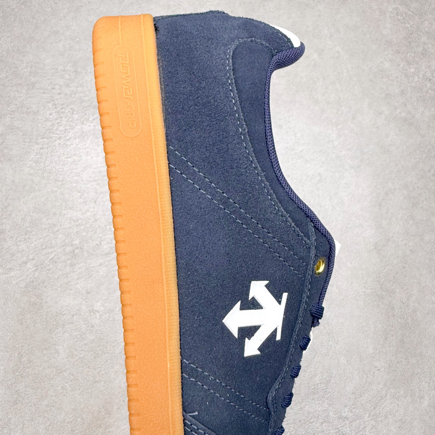 图片[6]-DESCENTE Chron 迪桑特复古拼接 舒适百搭 耐磨低帮生活休闲鞋 是一款集复古与现代于一体的低帮跑步鞋 简洁的牛皮鞋面不仅彰显出时尚的质感 还适用于多种场合的穿搭 这款鞋子的透气性能极佳 轻质弹性鞋底则提供了良好的舒适度和耐磨性 使你在行走或跑步时都能感受到脚底的柔软与支撑 尺码：36 36.5 37.5 38 38.5 39 40 40.5 41 42 42.5 43 44 44.5 45-选品中心