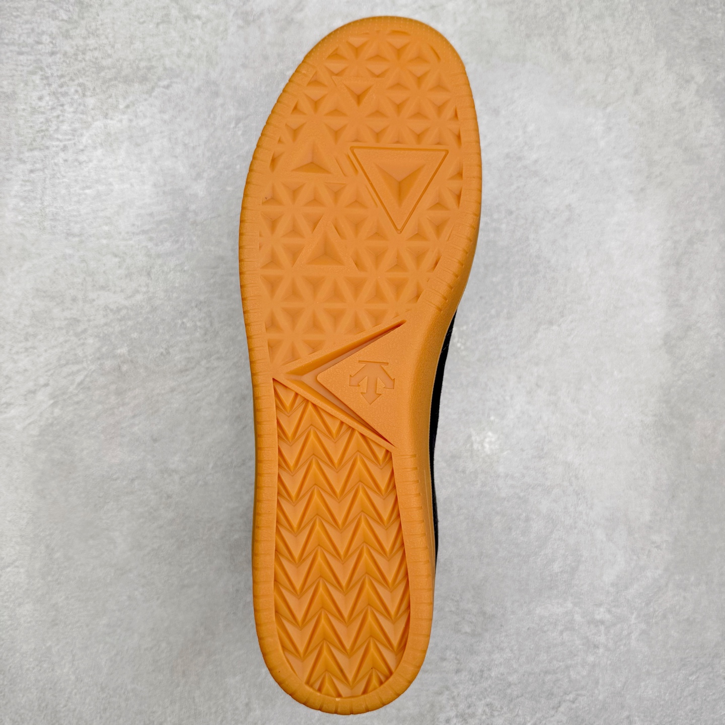 图片[9]-DESCENTE Chron 迪桑特复古拼接 舒适百搭 耐磨低帮生活休闲鞋 是一款集复古与现代于一体的低帮跑步鞋 简洁的牛皮鞋面不仅彰显出时尚的质感 还适用于多种场合的穿搭 这款鞋子的透气性能极佳 轻质弹性鞋底则提供了良好的舒适度和耐磨性 使你在行走或跑步时都能感受到脚底的柔软与支撑 尺码：36 36.5 37.5 38 38.5 39 40 40.5 41 42 42.5 43 44 44.5 45-选品中心