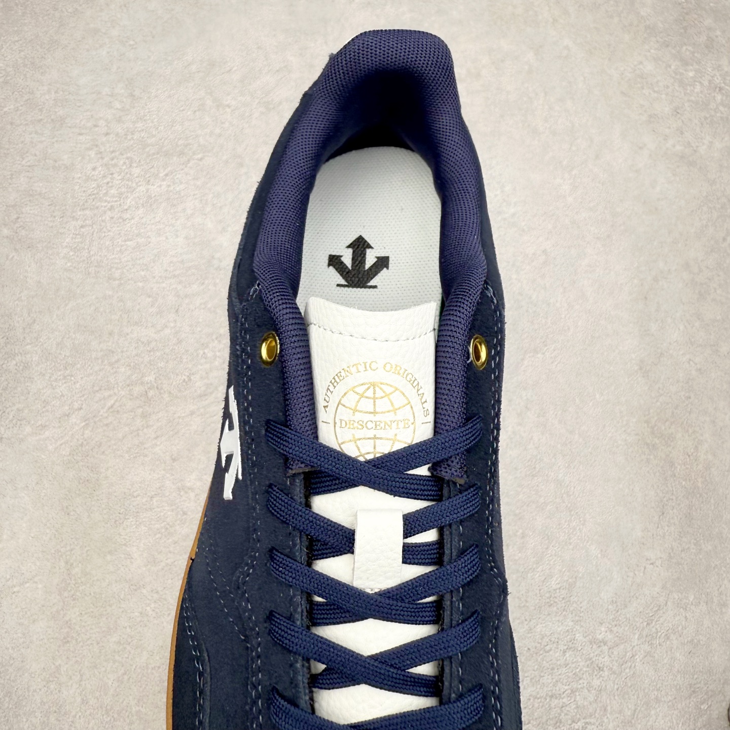 图片[5]-DESCENTE Chron 迪桑特复古拼接 舒适百搭 耐磨低帮生活休闲鞋 是一款集复古与现代于一体的低帮跑步鞋 简洁的牛皮鞋面不仅彰显出时尚的质感 还适用于多种场合的穿搭 这款鞋子的透气性能极佳 轻质弹性鞋底则提供了良好的舒适度和耐磨性 使你在行走或跑步时都能感受到脚底的柔软与支撑 尺码：36 36.5 37.5 38 38.5 39 40 40.5 41 42 42.5 43 44 44.5 45-选品中心