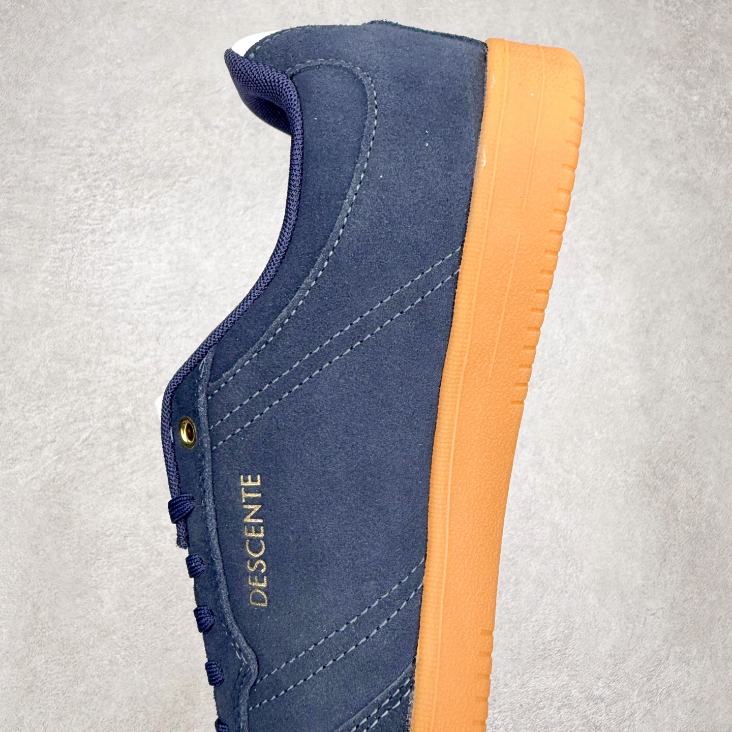 图片[7]-DESCENTE Chron 迪桑特复古拼接 舒适百搭 耐磨低帮生活休闲鞋 是一款集复古与现代于一体的低帮跑步鞋 简洁的牛皮鞋面不仅彰显出时尚的质感 还适用于多种场合的穿搭 这款鞋子的透气性能极佳 轻质弹性鞋底则提供了良好的舒适度和耐磨性 使你在行走或跑步时都能感受到脚底的柔软与支撑 尺码：36 36.5 37.5 38 38.5 39 40 40.5 41 42 42.5 43 44 44.5 45-选品中心