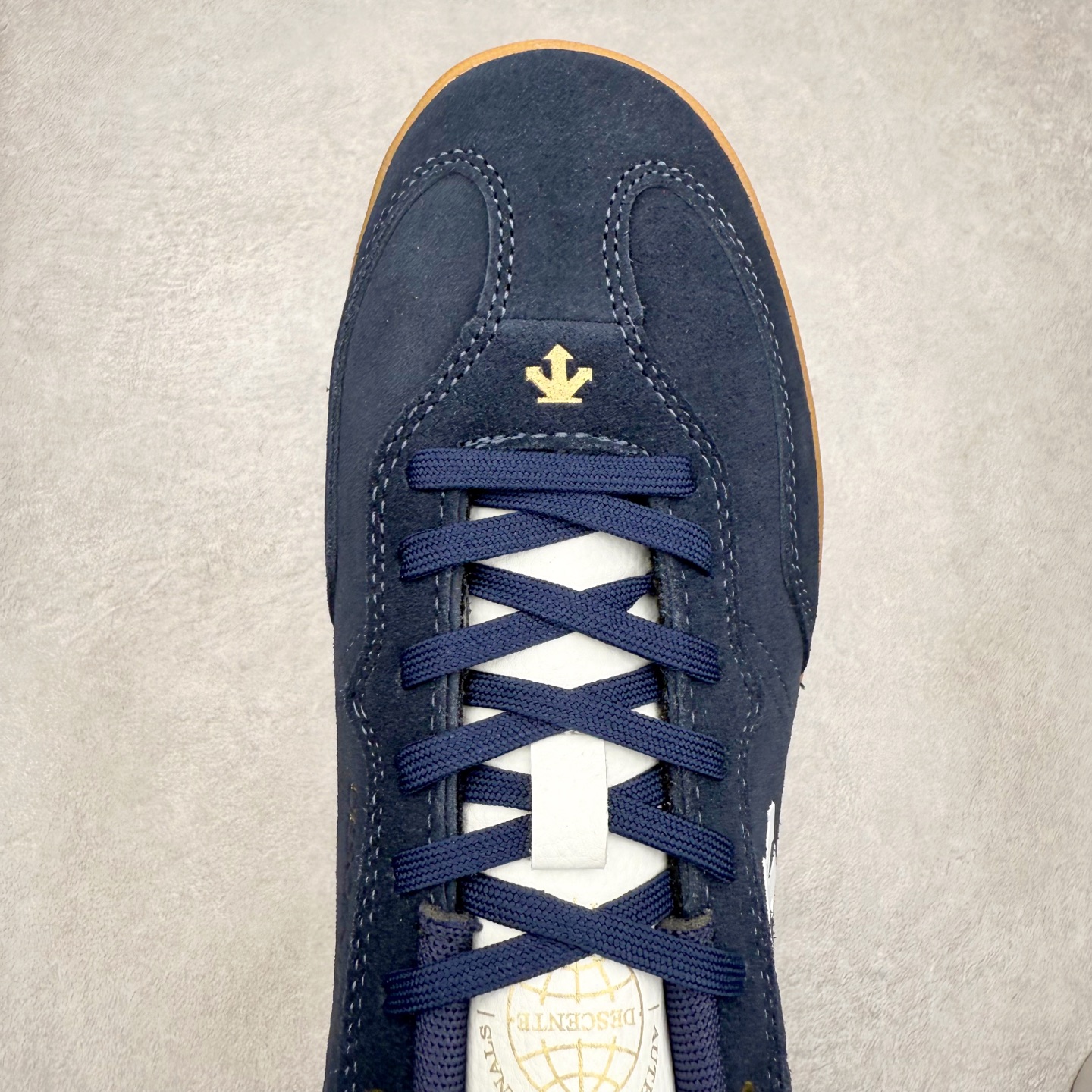 图片[4]-DESCENTE Chron 迪桑特复古拼接 舒适百搭 耐磨低帮生活休闲鞋 是一款集复古与现代于一体的低帮跑步鞋 简洁的牛皮鞋面不仅彰显出时尚的质感 还适用于多种场合的穿搭 这款鞋子的透气性能极佳 轻质弹性鞋底则提供了良好的舒适度和耐磨性 使你在行走或跑步时都能感受到脚底的柔软与支撑 尺码：36 36.5 37.5 38 38.5 39 40 40.5 41 42 42.5 43 44 44.5 45-选品中心