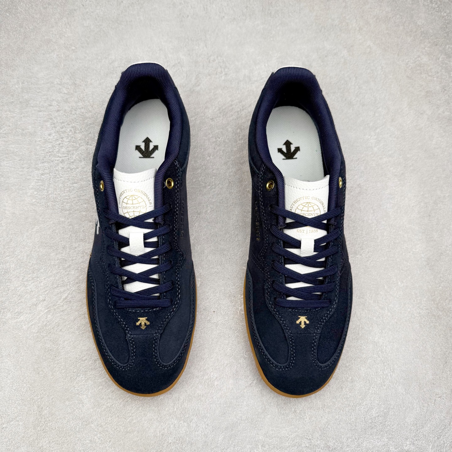 图片[2]-DESCENTE Chron 迪桑特复古拼接 舒适百搭 耐磨低帮生活休闲鞋 是一款集复古与现代于一体的低帮跑步鞋 简洁的牛皮鞋面不仅彰显出时尚的质感 还适用于多种场合的穿搭 这款鞋子的透气性能极佳 轻质弹性鞋底则提供了良好的舒适度和耐磨性 使你在行走或跑步时都能感受到脚底的柔软与支撑 尺码：36 36.5 37.5 38 38.5 39 40 40.5 41 42 42.5 43 44 44.5 45-选品中心