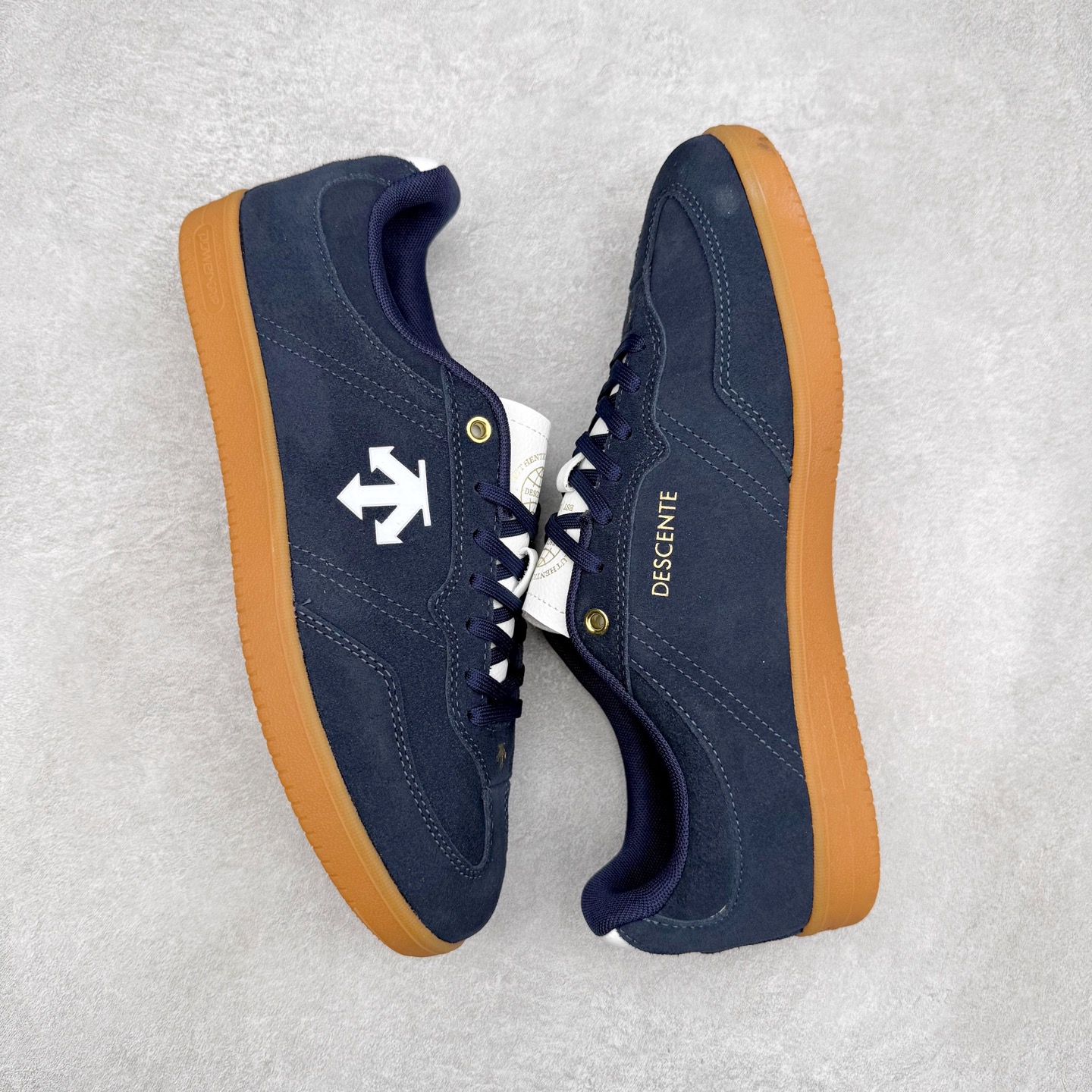 图片[3]-DESCENTE Chron 迪桑特复古拼接 舒适百搭 耐磨低帮生活休闲鞋 是一款集复古与现代于一体的低帮跑步鞋 简洁的牛皮鞋面不仅彰显出时尚的质感 还适用于多种场合的穿搭 这款鞋子的透气性能极佳 轻质弹性鞋底则提供了良好的舒适度和耐磨性 使你在行走或跑步时都能感受到脚底的柔软与支撑 尺码：36 36.5 37.5 38 38.5 39 40 40.5 41 42 42.5 43 44 44.5 45-选品中心