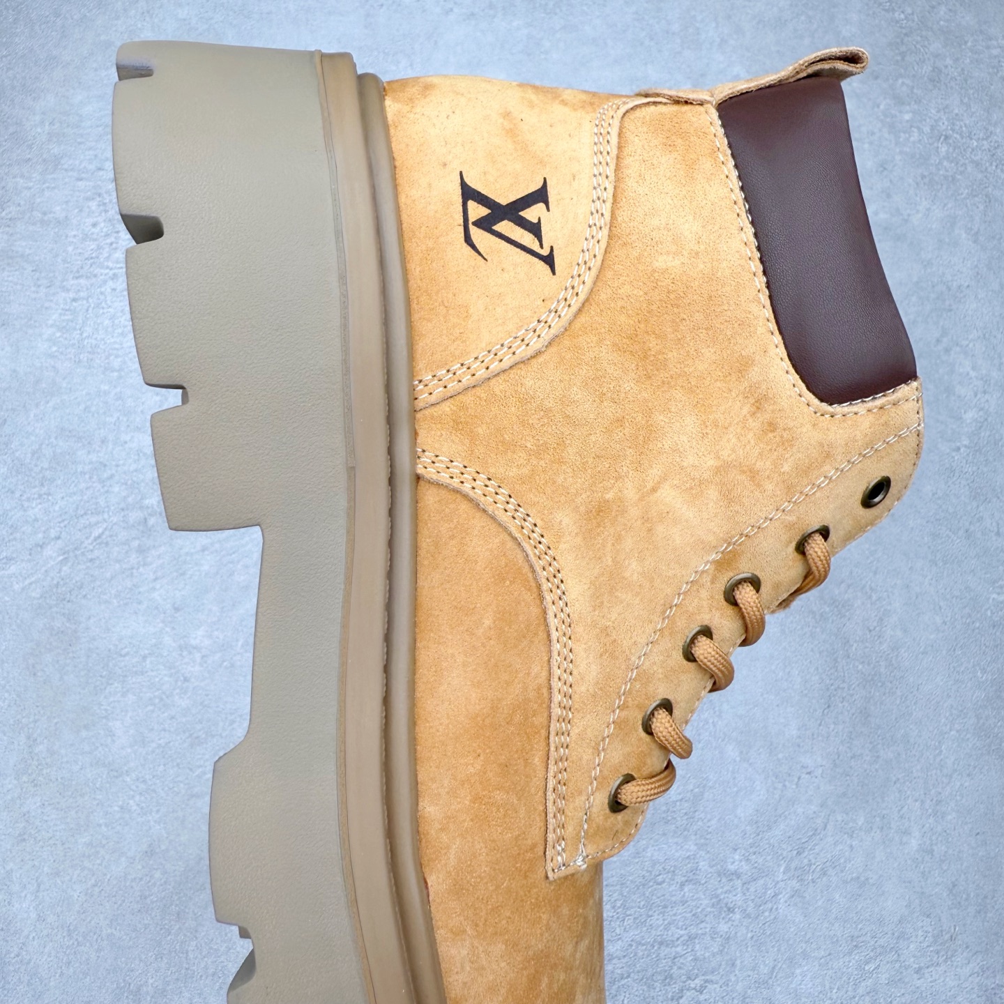 图片[6]-Louis Vuitton 路易威登 LV秋冬新款轻底休闲大黄靴 #代购专供品质 高弹Modern 外置防滑橡塑发泡超轻大底 系带设计 穿脱十分方便 采用TPU模压定型真皮鞋面材质#EVA轻翼科技外底具有防滑,耐磨和良好的弹性 Pharrell Williams充分发挥了作为Louis Vuitton创意总监的角色 这款鞋重新定义了 6英寸大黄靴的经典设计 致敬1996年Grandmaster Flash经典黄靴造型 原厂五金鞋带扣 工艺全新升级 中山大厂代工 原单进口皮料 独立私模大底，正确logo， 原装一致头层磨砂皮 搭配经典老花领口 全新原厂包装鞋盒 市场独家供应 尺码：39-43（皮鞋码）-选品中心