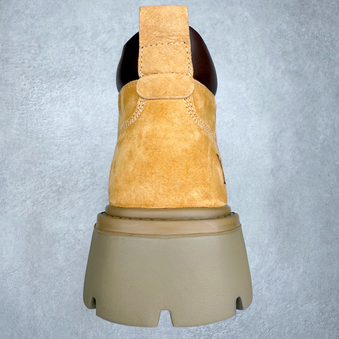 图片[8]-Louis Vuitton 路易威登 LV秋冬新款轻底休闲大黄靴 #代购专供品质 高弹Modern 外置防滑橡塑发泡超轻大底 系带设计 穿脱十分方便 采用TPU模压定型真皮鞋面材质#EVA轻翼科技外底具有防滑,耐磨和良好的弹性 Pharrell Williams充分发挥了作为Louis Vuitton创意总监的角色 这款鞋重新定义了 6英寸大黄靴的经典设计 致敬1996年Grandmaster Flash经典黄靴造型 原厂五金鞋带扣 工艺全新升级 中山大厂代工 原单进口皮料 独立私模大底，正确logo， 原装一致头层磨砂皮 搭配经典老花领口 全新原厂包装鞋盒 市场独家供应 尺码：39-43（皮鞋码）-选品中心