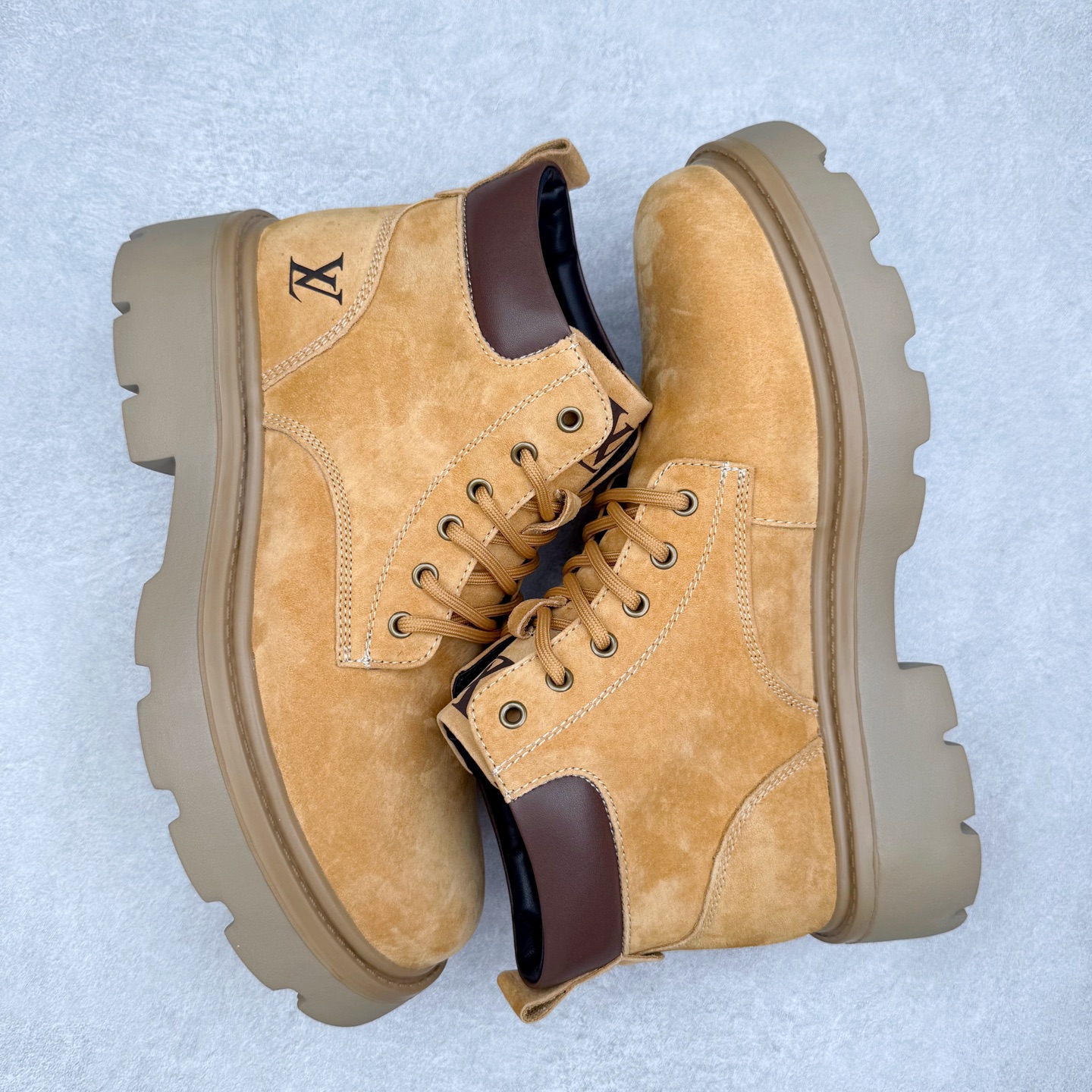 图片[3]-Louis Vuitton 路易威登 LV秋冬新款轻底休闲大黄靴 #代购专供品质 高弹Modern 外置防滑橡塑发泡超轻大底 系带设计 穿脱十分方便 采用TPU模压定型真皮鞋面材质#EVA轻翼科技外底具有防滑,耐磨和良好的弹性 Pharrell Williams充分发挥了作为Louis Vuitton创意总监的角色 这款鞋重新定义了 6英寸大黄靴的经典设计 致敬1996年Grandmaster Flash经典黄靴造型 原厂五金鞋带扣 工艺全新升级 中山大厂代工 原单进口皮料 独立私模大底，正确logo， 原装一致头层磨砂皮 搭配经典老花领口 全新原厂包装鞋盒 市场独家供应 尺码：39-43（皮鞋码）-选品中心