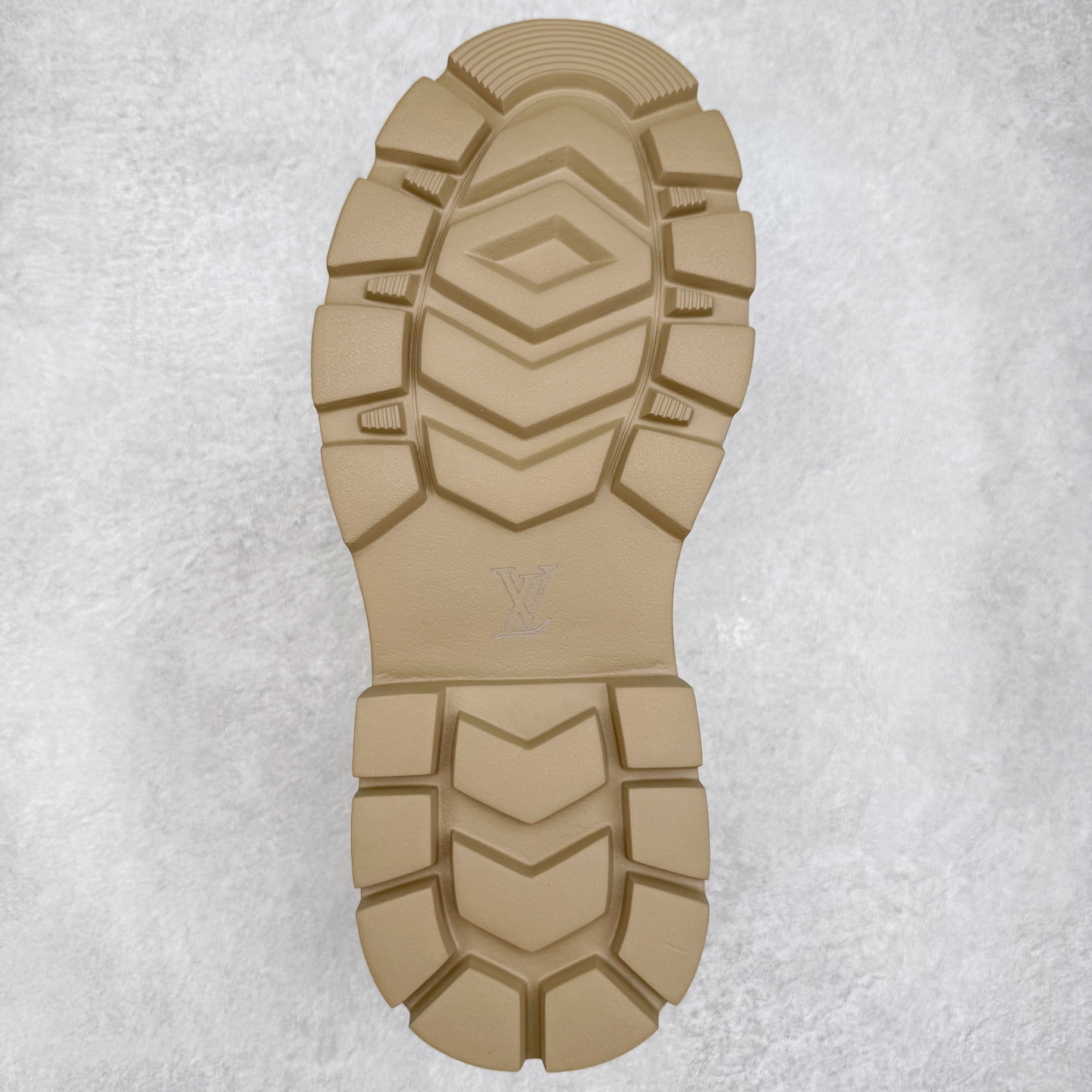 图片[9]-Louis Vuitton 路易威登 LV秋冬新款轻底休闲大黄靴 #代购专供品质 高弹Modern 外置防滑橡塑发泡超轻大底 系带设计 穿脱十分方便 采用TPU模压定型真皮鞋面材质#EVA轻翼科技外底具有防滑,耐磨和良好的弹性 Pharrell Williams充分发挥了作为Louis Vuitton创意总监的角色 这款鞋重新定义了 6英寸大黄靴的经典设计 致敬1996年Grandmaster Flash经典黄靴造型 原厂五金鞋带扣 工艺全新升级 中山大厂代工 原单进口皮料 独立私模大底，正确logo， 原装一致头层磨砂皮 搭配经典老花领口 全新原厂包装鞋盒 市场独家供应 尺码：39-43（皮鞋码）-选品中心