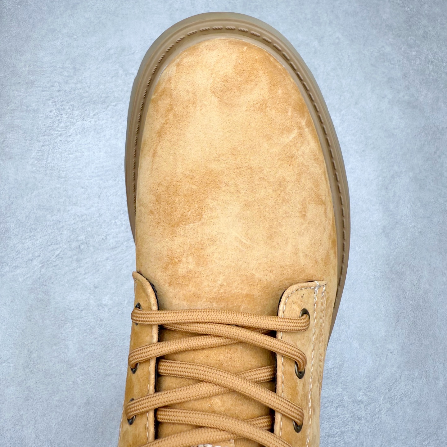 图片[4]-Louis Vuitton 路易威登 LV秋冬新款轻底休闲大黄靴 #代购专供品质 高弹Modern 外置防滑橡塑发泡超轻大底 系带设计 穿脱十分方便 采用TPU模压定型真皮鞋面材质#EVA轻翼科技外底具有防滑,耐磨和良好的弹性 Pharrell Williams充分发挥了作为Louis Vuitton创意总监的角色 这款鞋重新定义了 6英寸大黄靴的经典设计 致敬1996年Grandmaster Flash经典黄靴造型 原厂五金鞋带扣 工艺全新升级 中山大厂代工 原单进口皮料 独立私模大底，正确logo， 原装一致头层磨砂皮 搭配经典老花领口 全新原厂包装鞋盒 市场独家供应 尺码：39-43（皮鞋码）-选品中心