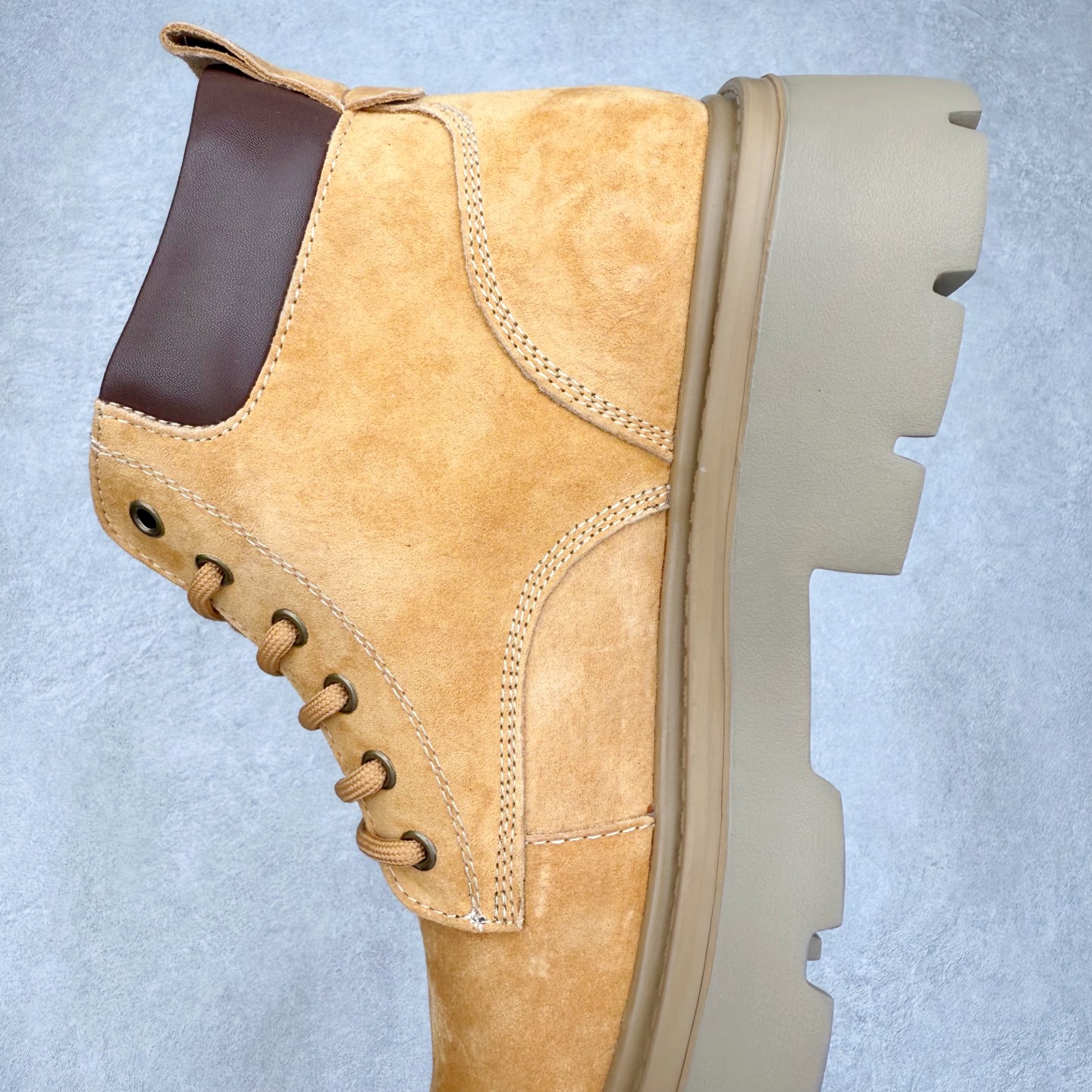 图片[7]-Louis Vuitton 路易威登 LV秋冬新款轻底休闲大黄靴 #代购专供品质 高弹Modern 外置防滑橡塑发泡超轻大底 系带设计 穿脱十分方便 采用TPU模压定型真皮鞋面材质#EVA轻翼科技外底具有防滑,耐磨和良好的弹性 Pharrell Williams充分发挥了作为Louis Vuitton创意总监的角色 这款鞋重新定义了 6英寸大黄靴的经典设计 致敬1996年Grandmaster Flash经典黄靴造型 原厂五金鞋带扣 工艺全新升级 中山大厂代工 原单进口皮料 独立私模大底，正确logo， 原装一致头层磨砂皮 搭配经典老花领口 全新原厂包装鞋盒 市场独家供应 尺码：39-43（皮鞋码）-选品中心