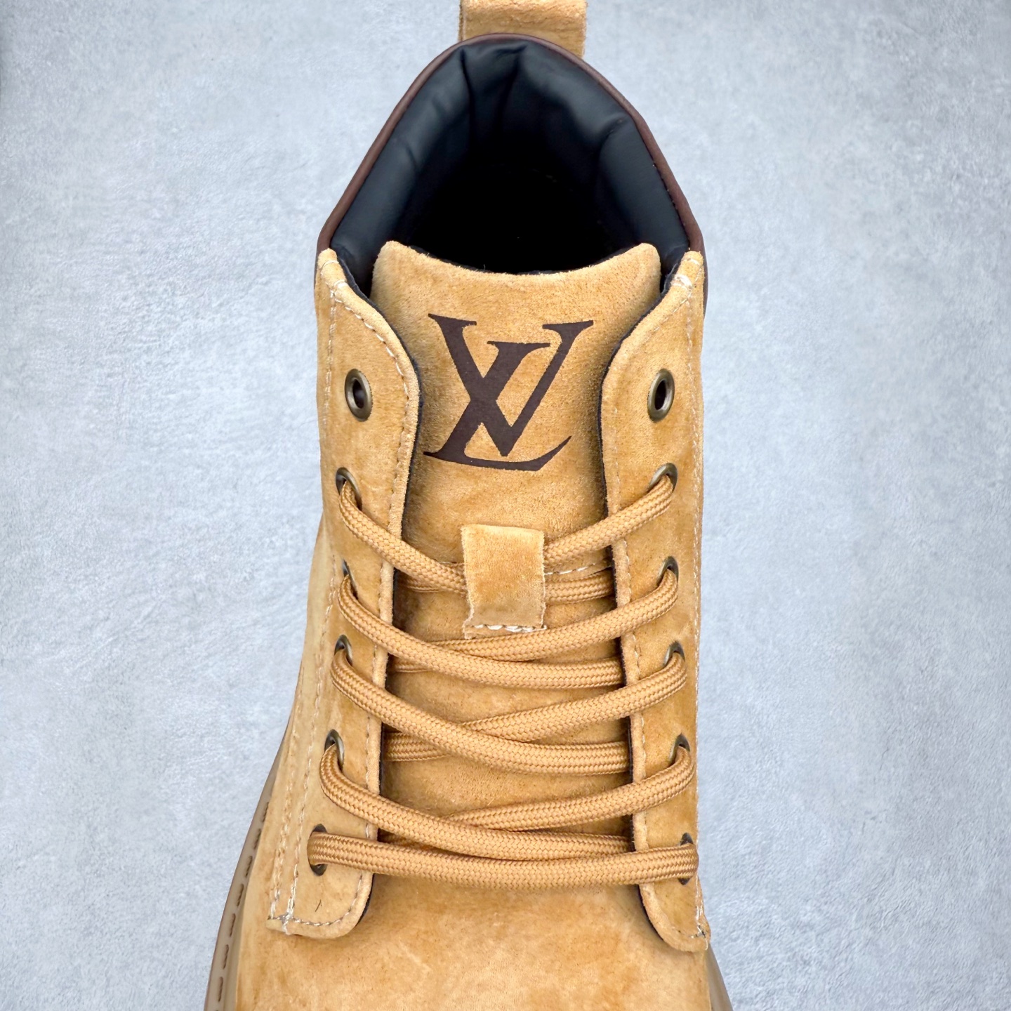 图片[5]-Louis Vuitton 路易威登 LV秋冬新款轻底休闲大黄靴 #代购专供品质 高弹Modern 外置防滑橡塑发泡超轻大底 系带设计 穿脱十分方便 采用TPU模压定型真皮鞋面材质#EVA轻翼科技外底具有防滑,耐磨和良好的弹性 Pharrell Williams充分发挥了作为Louis Vuitton创意总监的角色 这款鞋重新定义了 6英寸大黄靴的经典设计 致敬1996年Grandmaster Flash经典黄靴造型 原厂五金鞋带扣 工艺全新升级 中山大厂代工 原单进口皮料 独立私模大底，正确logo， 原装一致头层磨砂皮 搭配经典老花领口 全新原厂包装鞋盒 市场独家供应 尺码：39-43（皮鞋码）-选品中心