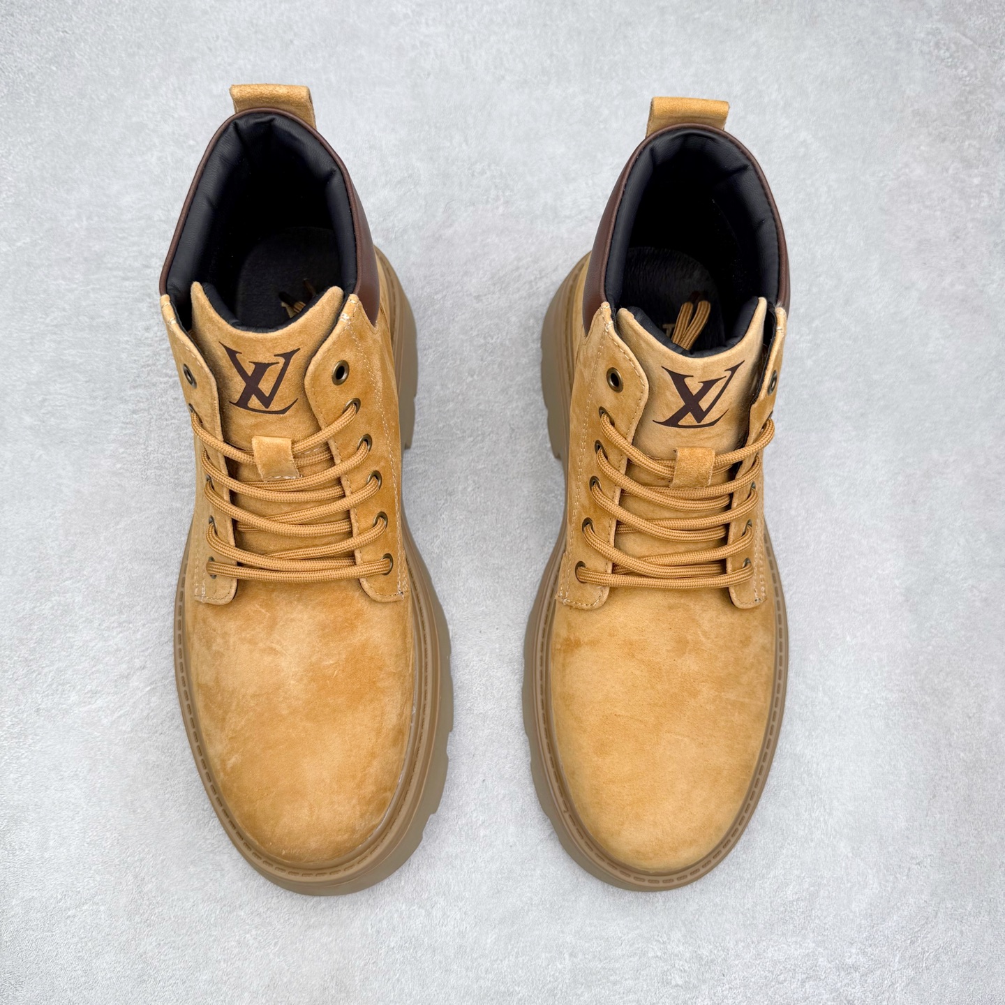 图片[2]-Louis Vuitton 路易威登 LV秋冬新款轻底休闲大黄靴 #代购专供品质 高弹Modern 外置防滑橡塑发泡超轻大底 系带设计 穿脱十分方便 采用TPU模压定型真皮鞋面材质#EVA轻翼科技外底具有防滑,耐磨和良好的弹性 Pharrell Williams充分发挥了作为Louis Vuitton创意总监的角色 这款鞋重新定义了 6英寸大黄靴的经典设计 致敬1996年Grandmaster Flash经典黄靴造型 原厂五金鞋带扣 工艺全新升级 中山大厂代工 原单进口皮料 独立私模大底，正确logo， 原装一致头层磨砂皮 搭配经典老花领口 全新原厂包装鞋盒 市场独家供应 尺码：39-43（皮鞋码）-选品中心