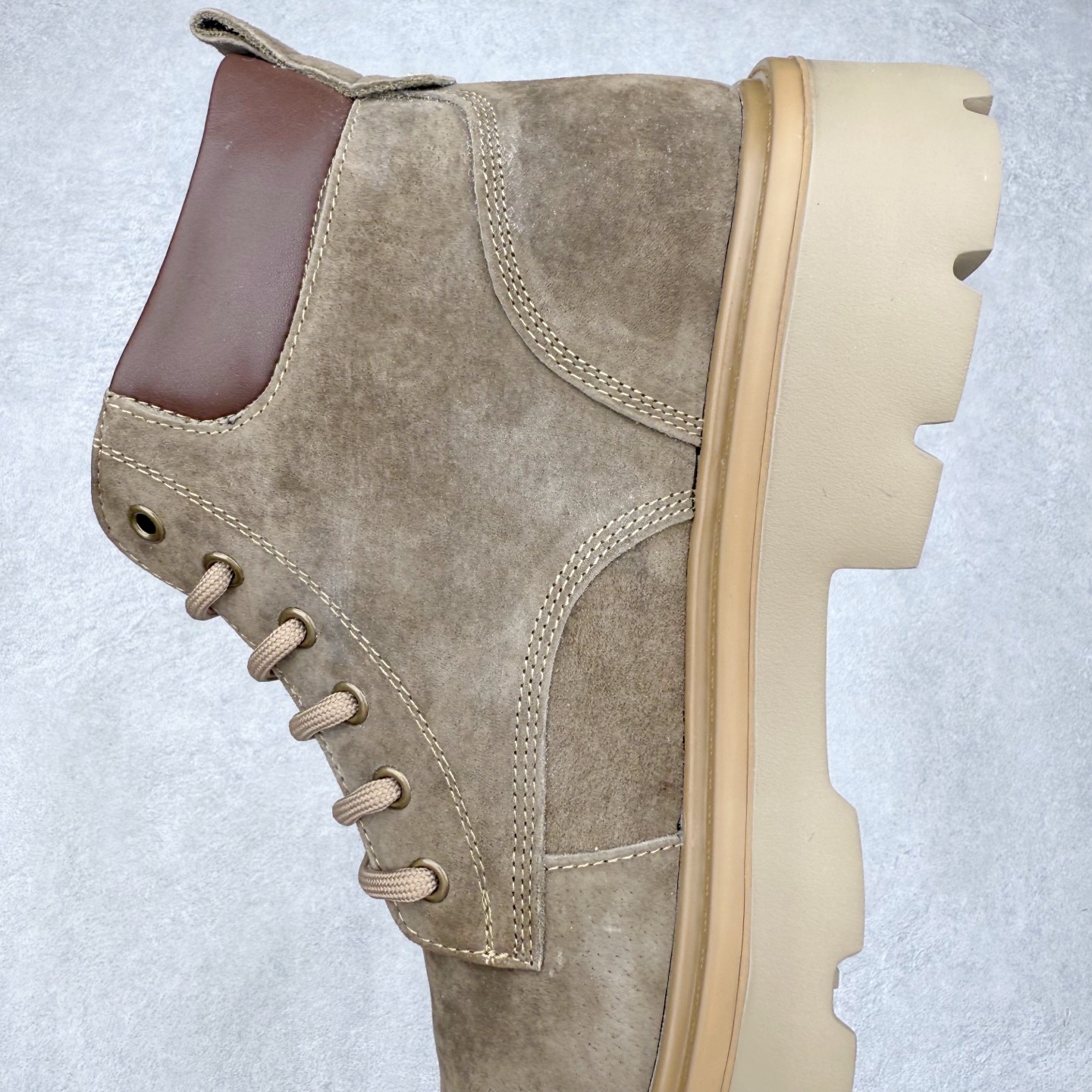 图片[7]-Louis Vuitton 路易威登 LV秋冬新款轻底休闲大黄靴 #代购专供品质 高弹Modern 外置防滑橡塑发泡超轻大底 系带设计 穿脱十分方便 采用TPU模压定型真皮鞋面材质#EVA轻翼科技外底具有防滑,耐磨和良好的弹性 Pharrell Williams充分发挥了作为Louis Vuitton创意总监的角色 这款鞋重新定义了 6英寸大黄靴的经典设计 致敬1996年Grandmaster Flash经典黄靴造型 原厂五金鞋带扣 工艺全新升级 中山大厂代工 原单进口皮料 独立私模大底，正确logo， 原装一致头层磨砂皮 搭配经典老花领口 全新原厂包装鞋盒 市场独家供应 尺码：39-43（皮鞋码）-选品中心