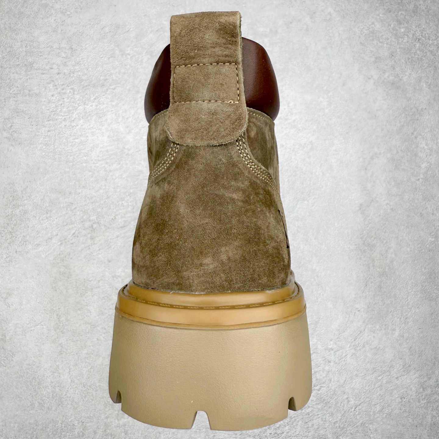 图片[8]-Louis Vuitton 路易威登 LV秋冬新款轻底休闲大黄靴 #代购专供品质 高弹Modern 外置防滑橡塑发泡超轻大底 系带设计 穿脱十分方便 采用TPU模压定型真皮鞋面材质#EVA轻翼科技外底具有防滑,耐磨和良好的弹性 Pharrell Williams充分发挥了作为Louis Vuitton创意总监的角色 这款鞋重新定义了 6英寸大黄靴的经典设计 致敬1996年Grandmaster Flash经典黄靴造型 原厂五金鞋带扣 工艺全新升级 中山大厂代工 原单进口皮料 独立私模大底，正确logo， 原装一致头层磨砂皮 搭配经典老花领口 全新原厂包装鞋盒 市场独家供应 尺码：39-43（皮鞋码）-选品中心