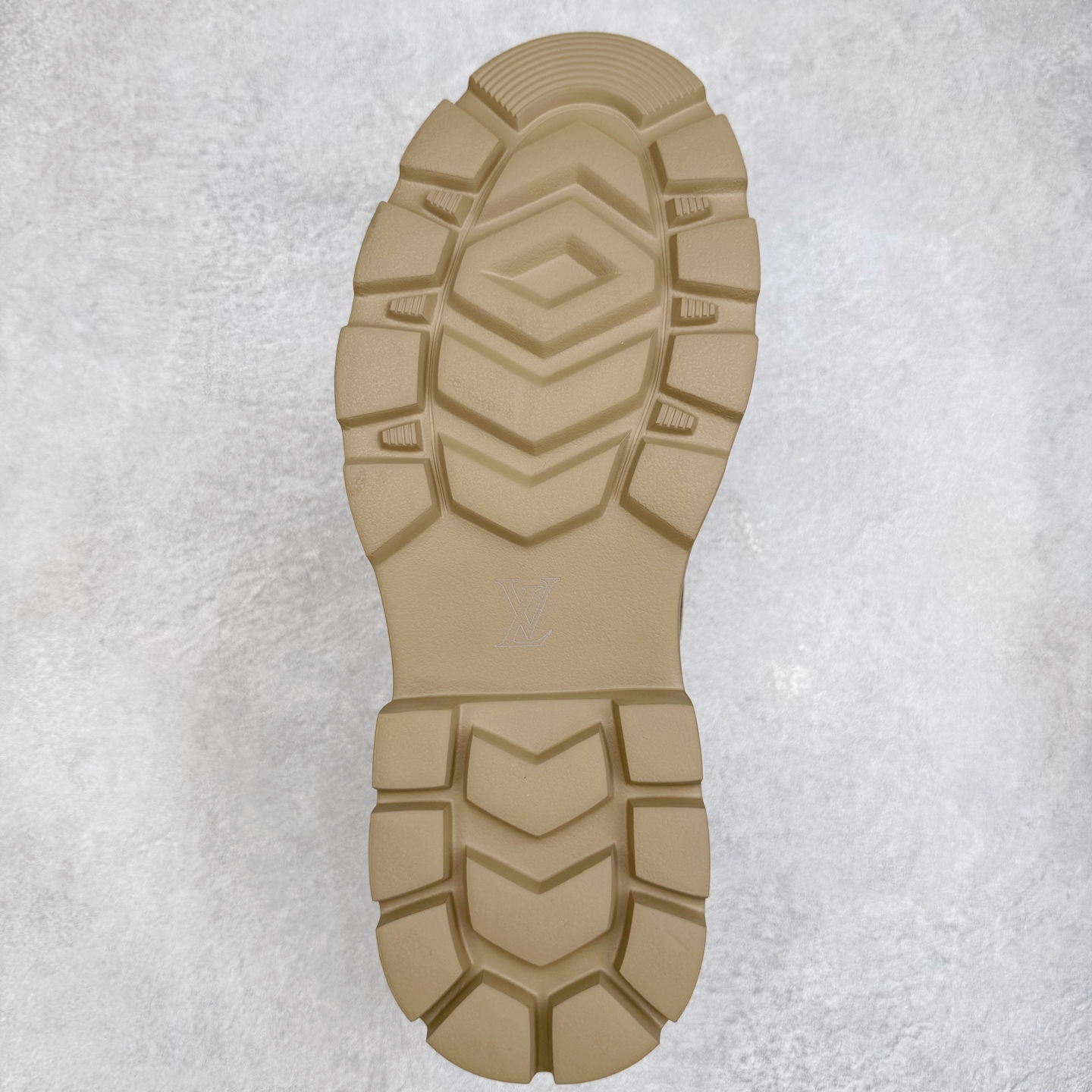 图片[9]-Louis Vuitton 路易威登 LV秋冬新款轻底休闲大黄靴 #代购专供品质 高弹Modern 外置防滑橡塑发泡超轻大底 系带设计 穿脱十分方便 采用TPU模压定型真皮鞋面材质#EVA轻翼科技外底具有防滑,耐磨和良好的弹性 Pharrell Williams充分发挥了作为Louis Vuitton创意总监的角色 这款鞋重新定义了 6英寸大黄靴的经典设计 致敬1996年Grandmaster Flash经典黄靴造型 原厂五金鞋带扣 工艺全新升级 中山大厂代工 原单进口皮料 独立私模大底，正确logo， 原装一致头层磨砂皮 搭配经典老花领口 全新原厂包装鞋盒 市场独家供应 尺码：39-43（皮鞋码）-选品中心