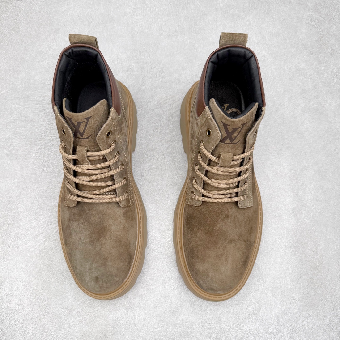 图片[2]-Louis Vuitton 路易威登 LV秋冬新款轻底休闲大黄靴 #代购专供品质 高弹Modern 外置防滑橡塑发泡超轻大底 系带设计 穿脱十分方便 采用TPU模压定型真皮鞋面材质#EVA轻翼科技外底具有防滑,耐磨和良好的弹性 Pharrell Williams充分发挥了作为Louis Vuitton创意总监的角色 这款鞋重新定义了 6英寸大黄靴的经典设计 致敬1996年Grandmaster Flash经典黄靴造型 原厂五金鞋带扣 工艺全新升级 中山大厂代工 原单进口皮料 独立私模大底，正确logo， 原装一致头层磨砂皮 搭配经典老花领口 全新原厂包装鞋盒 市场独家供应 尺码：39-43（皮鞋码）-选品中心