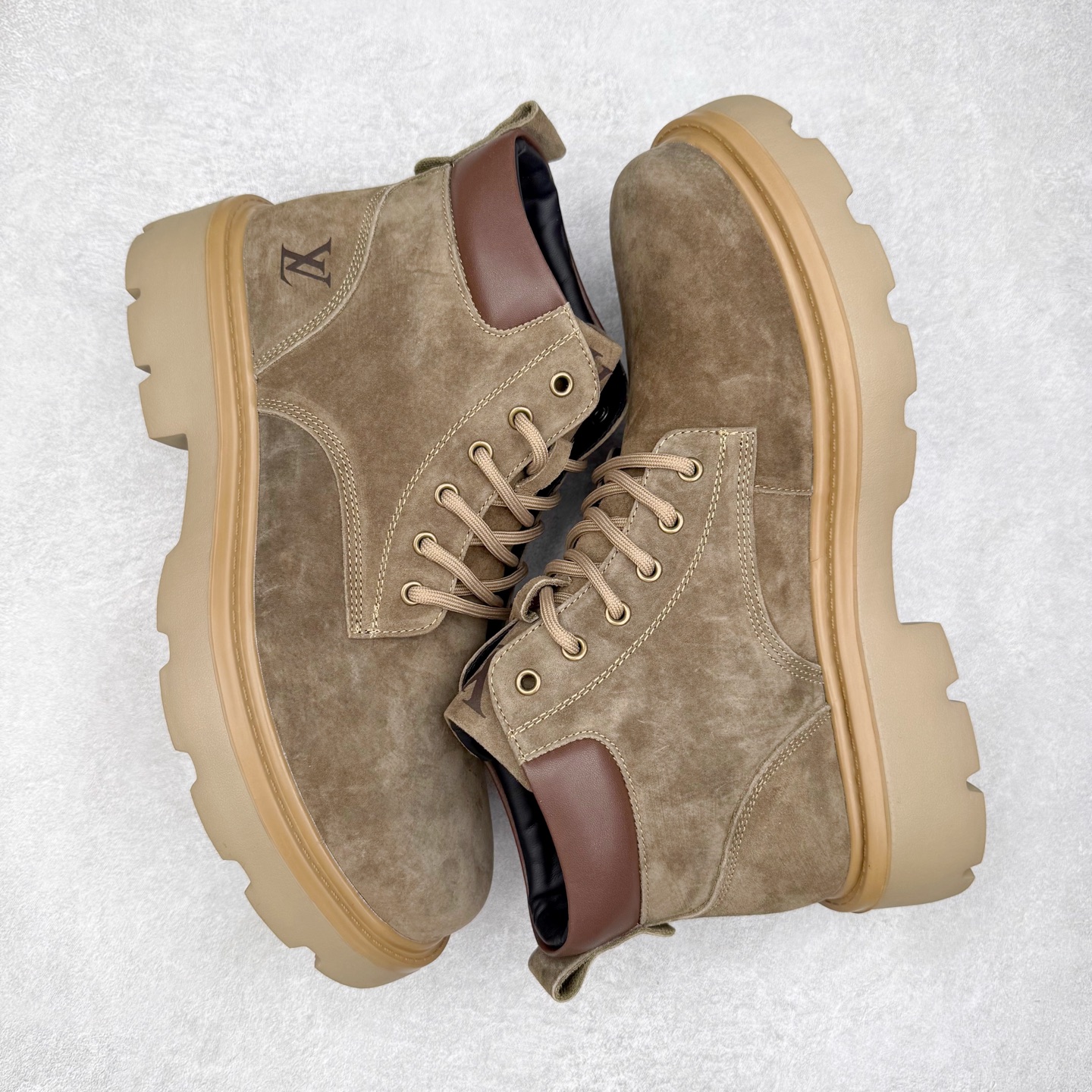 图片[3]-Louis Vuitton 路易威登 LV秋冬新款轻底休闲大黄靴 #代购专供品质 高弹Modern 外置防滑橡塑发泡超轻大底 系带设计 穿脱十分方便 采用TPU模压定型真皮鞋面材质#EVA轻翼科技外底具有防滑,耐磨和良好的弹性 Pharrell Williams充分发挥了作为Louis Vuitton创意总监的角色 这款鞋重新定义了 6英寸大黄靴的经典设计 致敬1996年Grandmaster Flash经典黄靴造型 原厂五金鞋带扣 工艺全新升级 中山大厂代工 原单进口皮料 独立私模大底，正确logo， 原装一致头层磨砂皮 搭配经典老花领口 全新原厂包装鞋盒 市场独家供应 尺码：39-43（皮鞋码）-选品中心