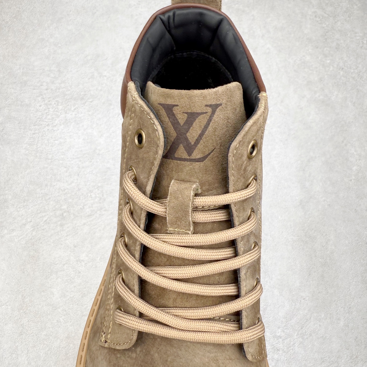 图片[5]-Louis Vuitton 路易威登 LV秋冬新款轻底休闲大黄靴 #代购专供品质 高弹Modern 外置防滑橡塑发泡超轻大底 系带设计 穿脱十分方便 采用TPU模压定型真皮鞋面材质#EVA轻翼科技外底具有防滑,耐磨和良好的弹性 Pharrell Williams充分发挥了作为Louis Vuitton创意总监的角色 这款鞋重新定义了 6英寸大黄靴的经典设计 致敬1996年Grandmaster Flash经典黄靴造型 原厂五金鞋带扣 工艺全新升级 中山大厂代工 原单进口皮料 独立私模大底，正确logo， 原装一致头层磨砂皮 搭配经典老花领口 全新原厂包装鞋盒 市场独家供应 尺码：39-43（皮鞋码）-选品中心