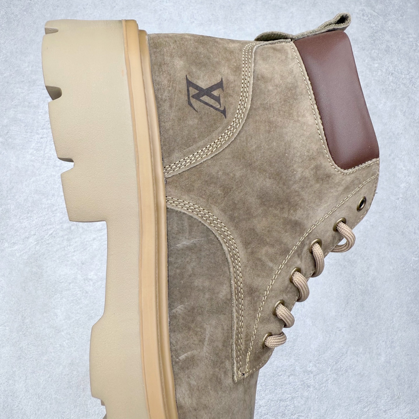 图片[6]-Louis Vuitton 路易威登 LV秋冬新款轻底休闲大黄靴 #代购专供品质 高弹Modern 外置防滑橡塑发泡超轻大底 系带设计 穿脱十分方便 采用TPU模压定型真皮鞋面材质#EVA轻翼科技外底具有防滑,耐磨和良好的弹性 Pharrell Williams充分发挥了作为Louis Vuitton创意总监的角色 这款鞋重新定义了 6英寸大黄靴的经典设计 致敬1996年Grandmaster Flash经典黄靴造型 原厂五金鞋带扣 工艺全新升级 中山大厂代工 原单进口皮料 独立私模大底，正确logo， 原装一致头层磨砂皮 搭配经典老花领口 全新原厂包装鞋盒 市场独家供应 尺码：39-43（皮鞋码）-选品中心