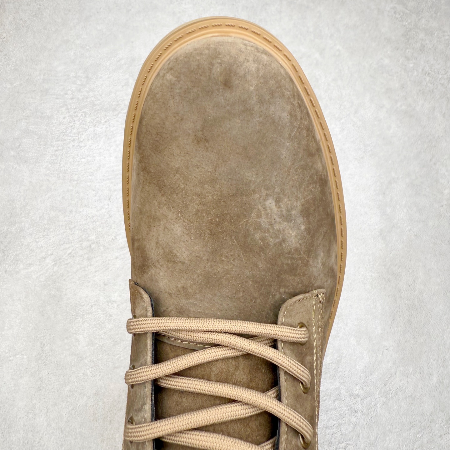 图片[4]-Louis Vuitton 路易威登 LV秋冬新款轻底休闲大黄靴 #代购专供品质 高弹Modern 外置防滑橡塑发泡超轻大底 系带设计 穿脱十分方便 采用TPU模压定型真皮鞋面材质#EVA轻翼科技外底具有防滑,耐磨和良好的弹性 Pharrell Williams充分发挥了作为Louis Vuitton创意总监的角色 这款鞋重新定义了 6英寸大黄靴的经典设计 致敬1996年Grandmaster Flash经典黄靴造型 原厂五金鞋带扣 工艺全新升级 中山大厂代工 原单进口皮料 独立私模大底，正确logo， 原装一致头层磨砂皮 搭配经典老花领口 全新原厂包装鞋盒 市场独家供应 尺码：39-43（皮鞋码）-选品中心