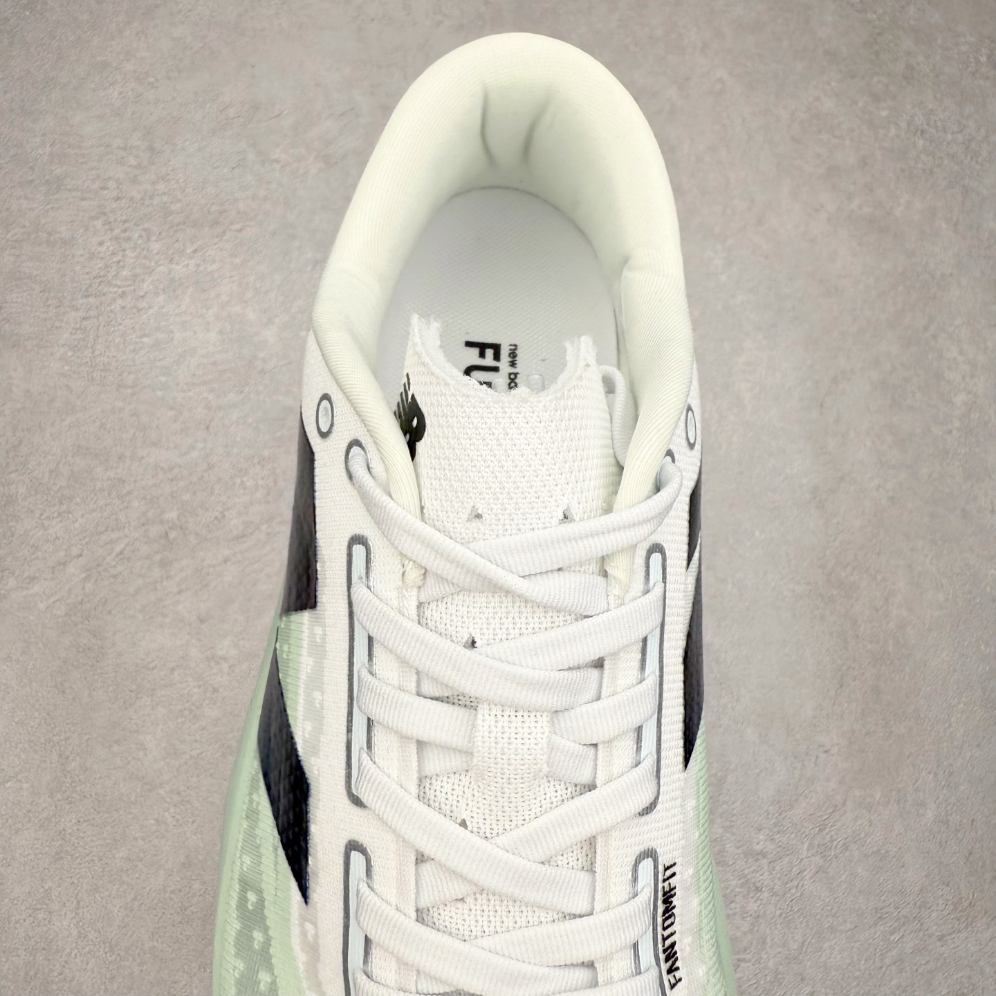 图片[5]-NEW BALANCE Rebel FuelCell Rebel V4 SuperComp Elite 精英版内置碳板 舒适时尚织物减震耐磨低帮马拉松轻量化跑步鞋 NB新百伦于 2019 年夏天首次发布了 Rebel 在制鞋业仍在向强调能量回报的弹力泡沫转变的时候 Rebel 确实是一个叛逆者 快进到 2024 年 Rebel v4 承诺通过重新配制的中底化合物和更高的堆叠高度提供更轻、更有弹性的跑步体验 就像New Balance SC Elite v4一样 Rebel v4 提供了完全重新设计的中底化合物 最新的混合物将 New Balance 专有的 FuelCell 泡沫（TPU 和 EVA 的混合物）与 PEBA 泡沫相结合 带来更弹跳的跑步体验 PEBA是一种超轻 高性能的泡沫 通常出现在镀碳超级鞋中 New Balance Rebel v4、ASICS Novablast 4和Brooks Hyperion Max都是精力充沛的无电镀运动鞋 在速度锻炼和快节奏中大放异彩 这三款鞋都依靠它们的中底泡沫和轻微的摇杆形状来创造一种向前滚动的感觉 而且虽然这些鞋子在堆叠高度和重量方面各不相同 但它们提供了相似的软硬比例 有足够的流行力来加快步伐 尺码：36 37 37.5 38 38.5 39.5 40 40.5 41.5 42 42.5 43 44 45-选品中心