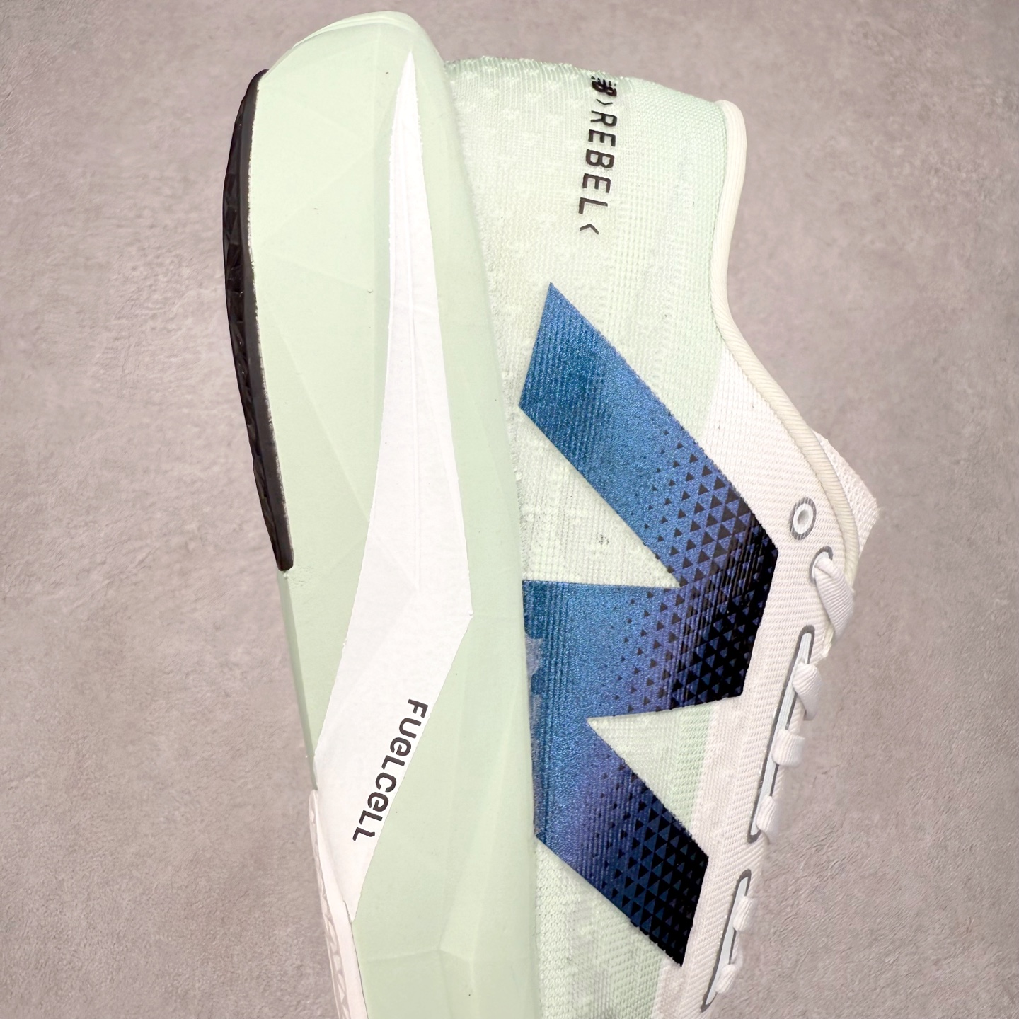 图片[6]-NEW BALANCE Rebel FuelCell Rebel V4 SuperComp Elite 精英版内置碳板 舒适时尚织物减震耐磨低帮马拉松轻量化跑步鞋 NB新百伦于 2019 年夏天首次发布了 Rebel 在制鞋业仍在向强调能量回报的弹力泡沫转变的时候 Rebel 确实是一个叛逆者 快进到 2024 年 Rebel v4 承诺通过重新配制的中底化合物和更高的堆叠高度提供更轻、更有弹性的跑步体验 就像New Balance SC Elite v4一样 Rebel v4 提供了完全重新设计的中底化合物 最新的混合物将 New Balance 专有的 FuelCell 泡沫（TPU 和 EVA 的混合物）与 PEBA 泡沫相结合 带来更弹跳的跑步体验 PEBA是一种超轻 高性能的泡沫 通常出现在镀碳超级鞋中 New Balance Rebel v4、ASICS Novablast 4和Brooks Hyperion Max都是精力充沛的无电镀运动鞋 在速度锻炼和快节奏中大放异彩 这三款鞋都依靠它们的中底泡沫和轻微的摇杆形状来创造一种向前滚动的感觉 而且虽然这些鞋子在堆叠高度和重量方面各不相同 但它们提供了相似的软硬比例 有足够的流行力来加快步伐 尺码：36 37 37.5 38 38.5 39.5 40 40.5 41.5 42 42.5 43 44 45-选品中心