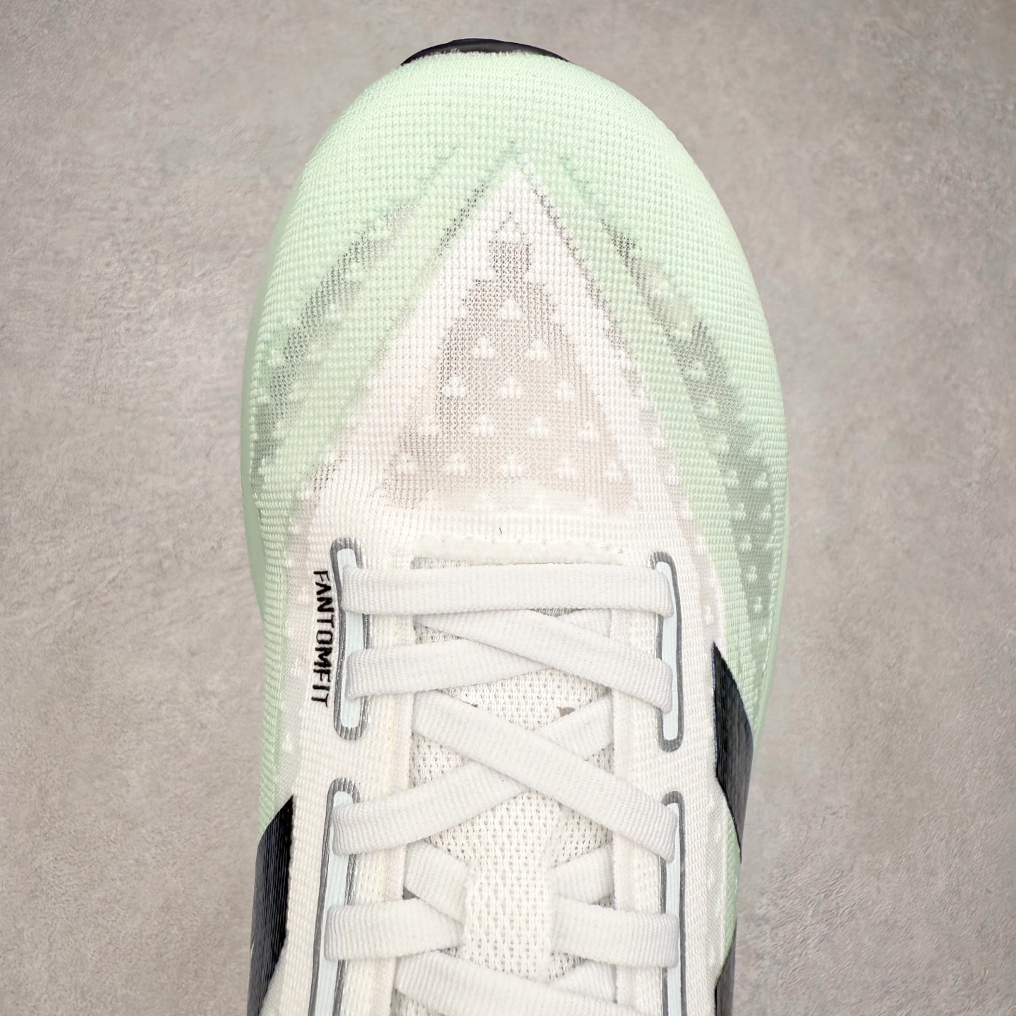 图片[4]-NEW BALANCE Rebel FuelCell Rebel V4 SuperComp Elite 精英版内置碳板 舒适时尚织物减震耐磨低帮马拉松轻量化跑步鞋 NB新百伦于 2019 年夏天首次发布了 Rebel 在制鞋业仍在向强调能量回报的弹力泡沫转变的时候 Rebel 确实是一个叛逆者 快进到 2024 年 Rebel v4 承诺通过重新配制的中底化合物和更高的堆叠高度提供更轻、更有弹性的跑步体验 就像New Balance SC Elite v4一样 Rebel v4 提供了完全重新设计的中底化合物 最新的混合物将 New Balance 专有的 FuelCell 泡沫（TPU 和 EVA 的混合物）与 PEBA 泡沫相结合 带来更弹跳的跑步体验 PEBA是一种超轻 高性能的泡沫 通常出现在镀碳超级鞋中 New Balance Rebel v4、ASICS Novablast 4和Brooks Hyperion Max都是精力充沛的无电镀运动鞋 在速度锻炼和快节奏中大放异彩 这三款鞋都依靠它们的中底泡沫和轻微的摇杆形状来创造一种向前滚动的感觉 而且虽然这些鞋子在堆叠高度和重量方面各不相同 但它们提供了相似的软硬比例 有足够的流行力来加快步伐 尺码：36 37 37.5 38 38.5 39.5 40 40.5 41.5 42 42.5 43 44 45-选品中心