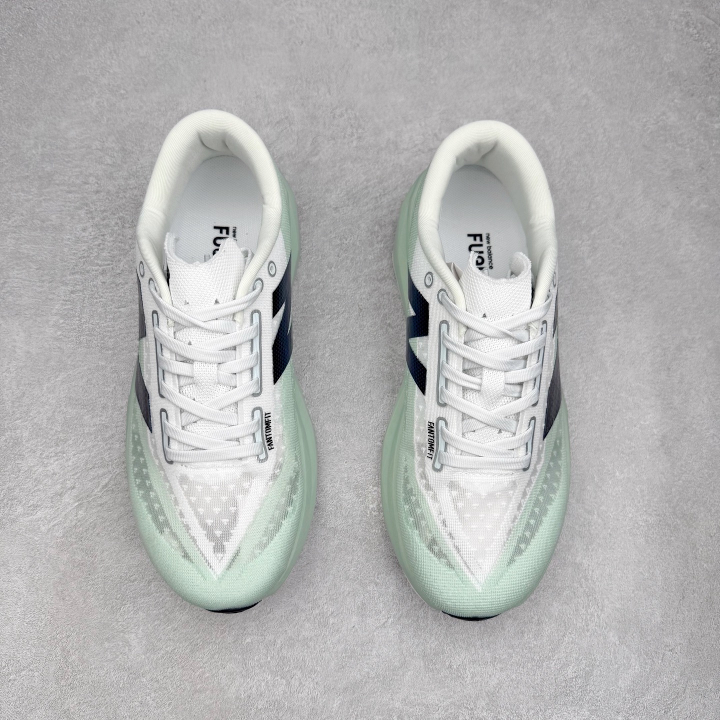 图片[2]-NEW BALANCE Rebel FuelCell Rebel V4 SuperComp Elite 精英版内置碳板 舒适时尚织物减震耐磨低帮马拉松轻量化跑步鞋 NB新百伦于 2019 年夏天首次发布了 Rebel 在制鞋业仍在向强调能量回报的弹力泡沫转变的时候 Rebel 确实是一个叛逆者 快进到 2024 年 Rebel v4 承诺通过重新配制的中底化合物和更高的堆叠高度提供更轻、更有弹性的跑步体验 就像New Balance SC Elite v4一样 Rebel v4 提供了完全重新设计的中底化合物 最新的混合物将 New Balance 专有的 FuelCell 泡沫（TPU 和 EVA 的混合物）与 PEBA 泡沫相结合 带来更弹跳的跑步体验 PEBA是一种超轻 高性能的泡沫 通常出现在镀碳超级鞋中 New Balance Rebel v4、ASICS Novablast 4和Brooks Hyperion Max都是精力充沛的无电镀运动鞋 在速度锻炼和快节奏中大放异彩 这三款鞋都依靠它们的中底泡沫和轻微的摇杆形状来创造一种向前滚动的感觉 而且虽然这些鞋子在堆叠高度和重量方面各不相同 但它们提供了相似的软硬比例 有足够的流行力来加快步伐 尺码：36 37 37.5 38 38.5 39.5 40 40.5 41.5 42 42.5 43 44 45-选品中心