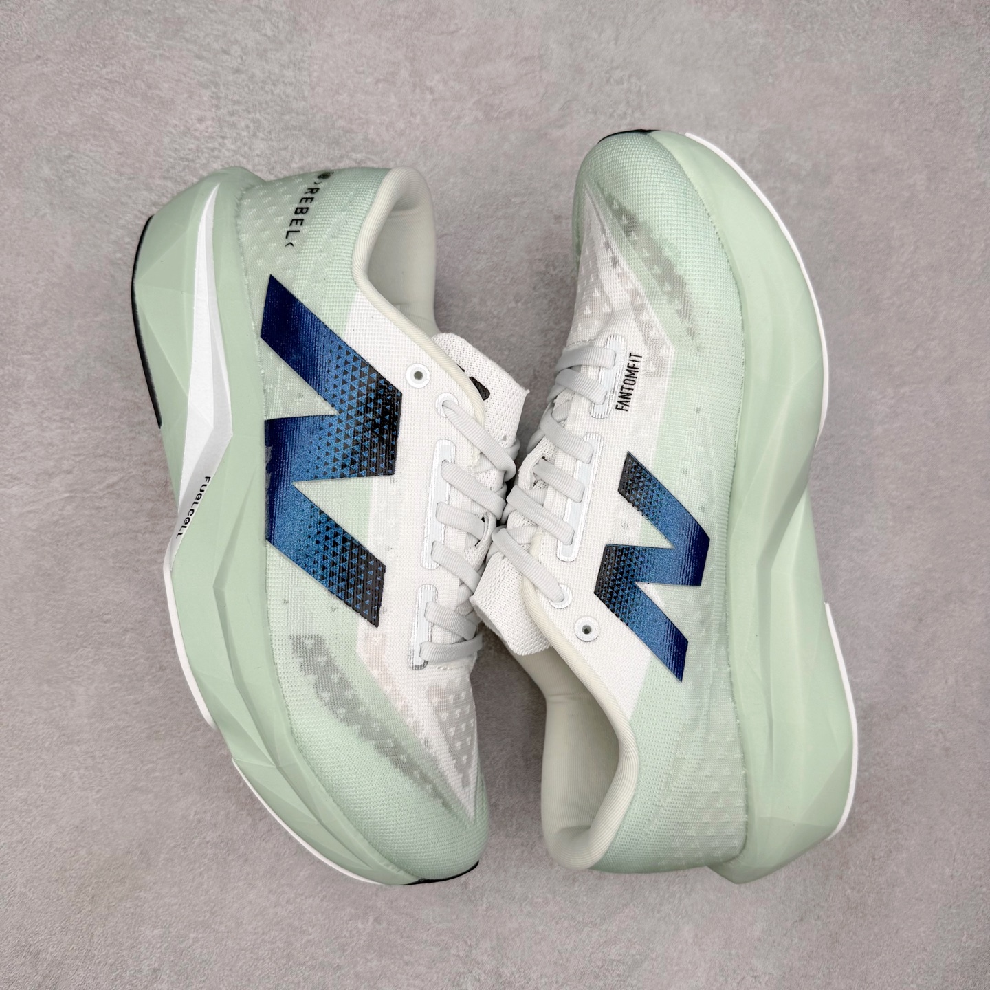 图片[3]-NEW BALANCE Rebel FuelCell Rebel V4 SuperComp Elite 精英版内置碳板 舒适时尚织物减震耐磨低帮马拉松轻量化跑步鞋 NB新百伦于 2019 年夏天首次发布了 Rebel 在制鞋业仍在向强调能量回报的弹力泡沫转变的时候 Rebel 确实是一个叛逆者 快进到 2024 年 Rebel v4 承诺通过重新配制的中底化合物和更高的堆叠高度提供更轻、更有弹性的跑步体验 就像New Balance SC Elite v4一样 Rebel v4 提供了完全重新设计的中底化合物 最新的混合物将 New Balance 专有的 FuelCell 泡沫（TPU 和 EVA 的混合物）与 PEBA 泡沫相结合 带来更弹跳的跑步体验 PEBA是一种超轻 高性能的泡沫 通常出现在镀碳超级鞋中 New Balance Rebel v4、ASICS Novablast 4和Brooks Hyperion Max都是精力充沛的无电镀运动鞋 在速度锻炼和快节奏中大放异彩 这三款鞋都依靠它们的中底泡沫和轻微的摇杆形状来创造一种向前滚动的感觉 而且虽然这些鞋子在堆叠高度和重量方面各不相同 但它们提供了相似的软硬比例 有足够的流行力来加快步伐 尺码：36 37 37.5 38 38.5 39.5 40 40.5 41.5 42 42.5 43 44 45-选品中心