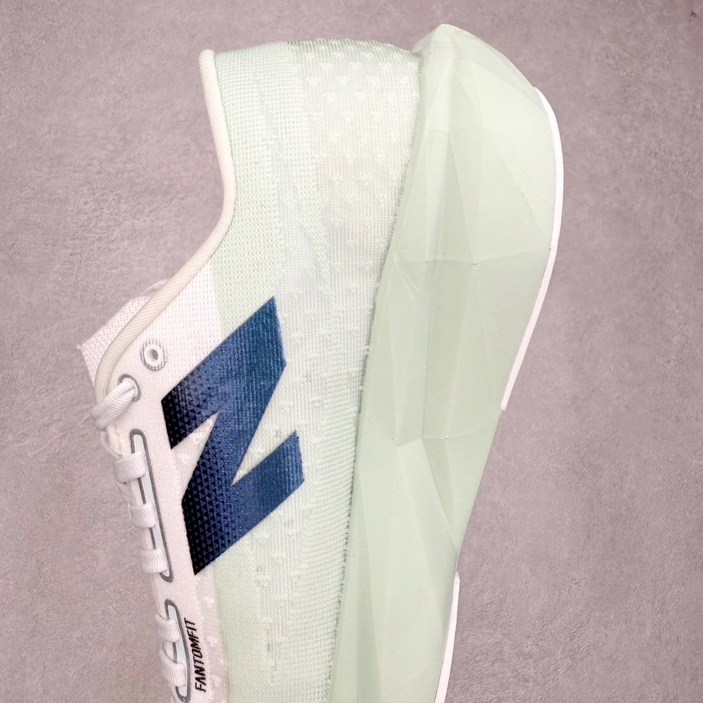 图片[7]-NEW BALANCE Rebel FuelCell Rebel V4 SuperComp Elite 精英版内置碳板 舒适时尚织物减震耐磨低帮马拉松轻量化跑步鞋 NB新百伦于 2019 年夏天首次发布了 Rebel 在制鞋业仍在向强调能量回报的弹力泡沫转变的时候 Rebel 确实是一个叛逆者 快进到 2024 年 Rebel v4 承诺通过重新配制的中底化合物和更高的堆叠高度提供更轻、更有弹性的跑步体验 就像New Balance SC Elite v4一样 Rebel v4 提供了完全重新设计的中底化合物 最新的混合物将 New Balance 专有的 FuelCell 泡沫（TPU 和 EVA 的混合物）与 PEBA 泡沫相结合 带来更弹跳的跑步体验 PEBA是一种超轻 高性能的泡沫 通常出现在镀碳超级鞋中 New Balance Rebel v4、ASICS Novablast 4和Brooks Hyperion Max都是精力充沛的无电镀运动鞋 在速度锻炼和快节奏中大放异彩 这三款鞋都依靠它们的中底泡沫和轻微的摇杆形状来创造一种向前滚动的感觉 而且虽然这些鞋子在堆叠高度和重量方面各不相同 但它们提供了相似的软硬比例 有足够的流行力来加快步伐 尺码：36 37 37.5 38 38.5 39.5 40 40.5 41.5 42 42.5 43 44 45-选品中心