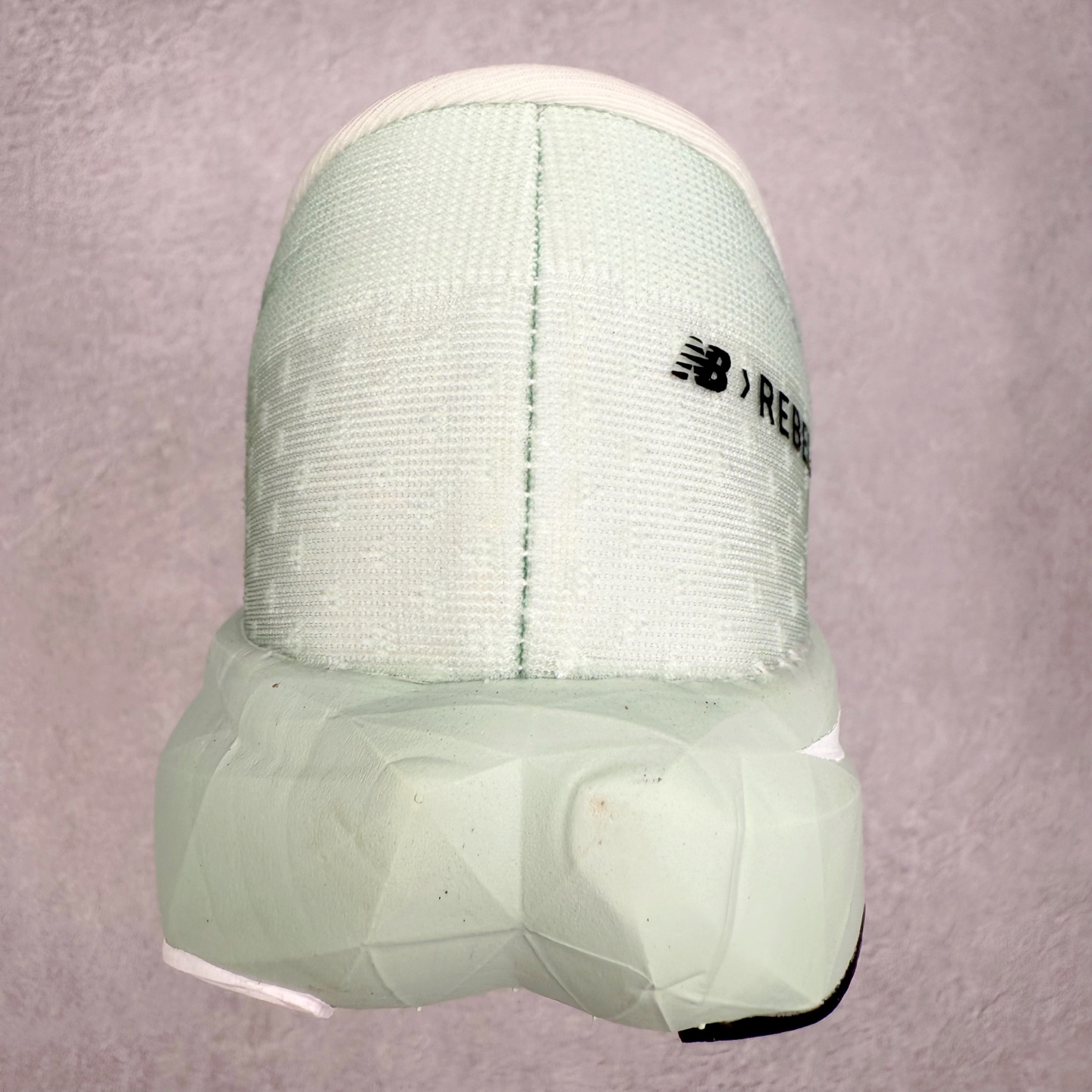 图片[8]-NEW BALANCE Rebel FuelCell Rebel V4 SuperComp Elite 精英版内置碳板 舒适时尚织物减震耐磨低帮马拉松轻量化跑步鞋 NB新百伦于 2019 年夏天首次发布了 Rebel 在制鞋业仍在向强调能量回报的弹力泡沫转变的时候 Rebel 确实是一个叛逆者 快进到 2024 年 Rebel v4 承诺通过重新配制的中底化合物和更高的堆叠高度提供更轻、更有弹性的跑步体验 就像New Balance SC Elite v4一样 Rebel v4 提供了完全重新设计的中底化合物 最新的混合物将 New Balance 专有的 FuelCell 泡沫（TPU 和 EVA 的混合物）与 PEBA 泡沫相结合 带来更弹跳的跑步体验 PEBA是一种超轻 高性能的泡沫 通常出现在镀碳超级鞋中 New Balance Rebel v4、ASICS Novablast 4和Brooks Hyperion Max都是精力充沛的无电镀运动鞋 在速度锻炼和快节奏中大放异彩 这三款鞋都依靠它们的中底泡沫和轻微的摇杆形状来创造一种向前滚动的感觉 而且虽然这些鞋子在堆叠高度和重量方面各不相同 但它们提供了相似的软硬比例 有足够的流行力来加快步伐 尺码：36 37 37.5 38 38.5 39.5 40 40.5 41.5 42 42.5 43 44 45-选品中心